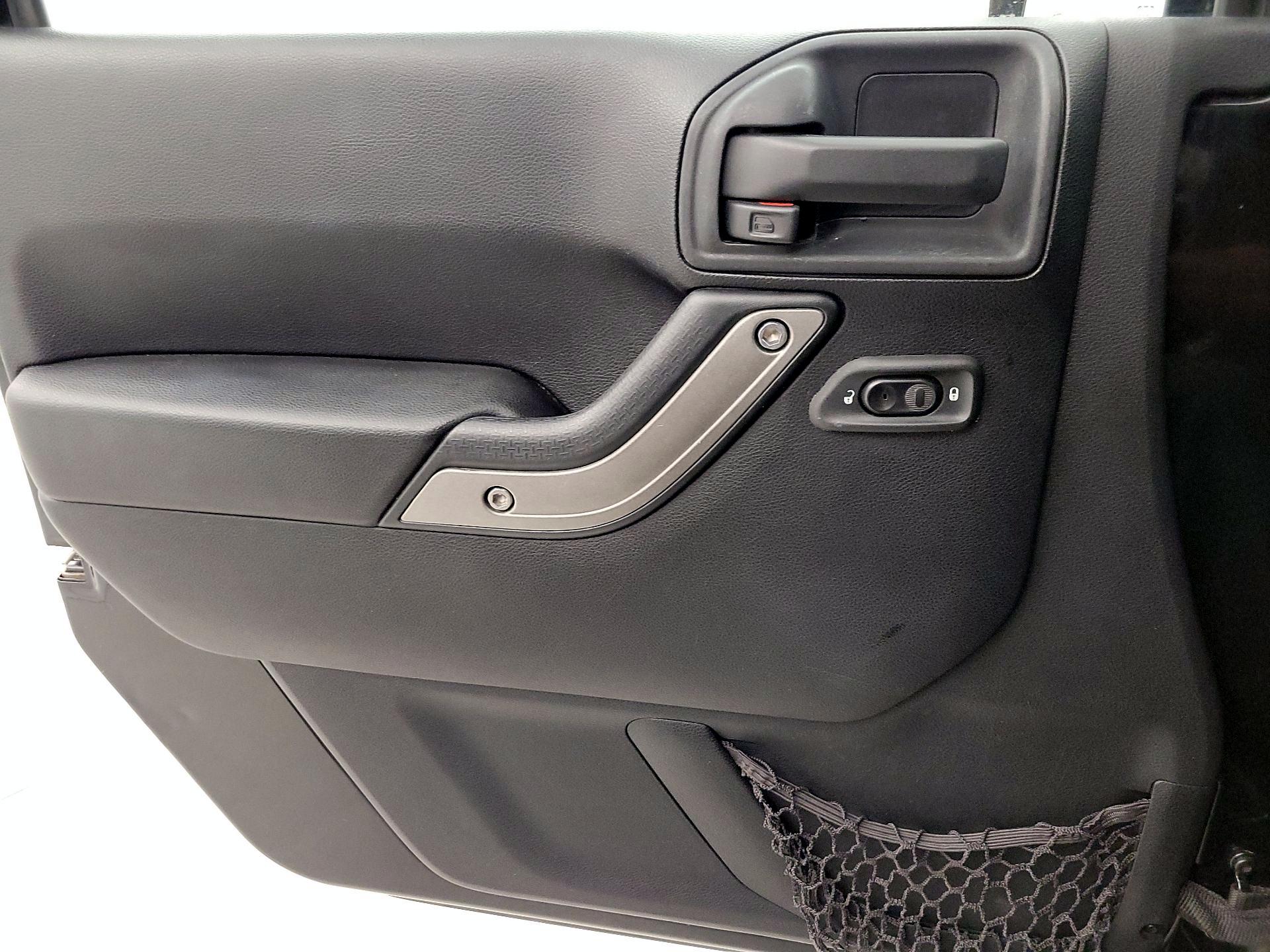 Thumbnail: 2015 Jeep Wrangler - 12