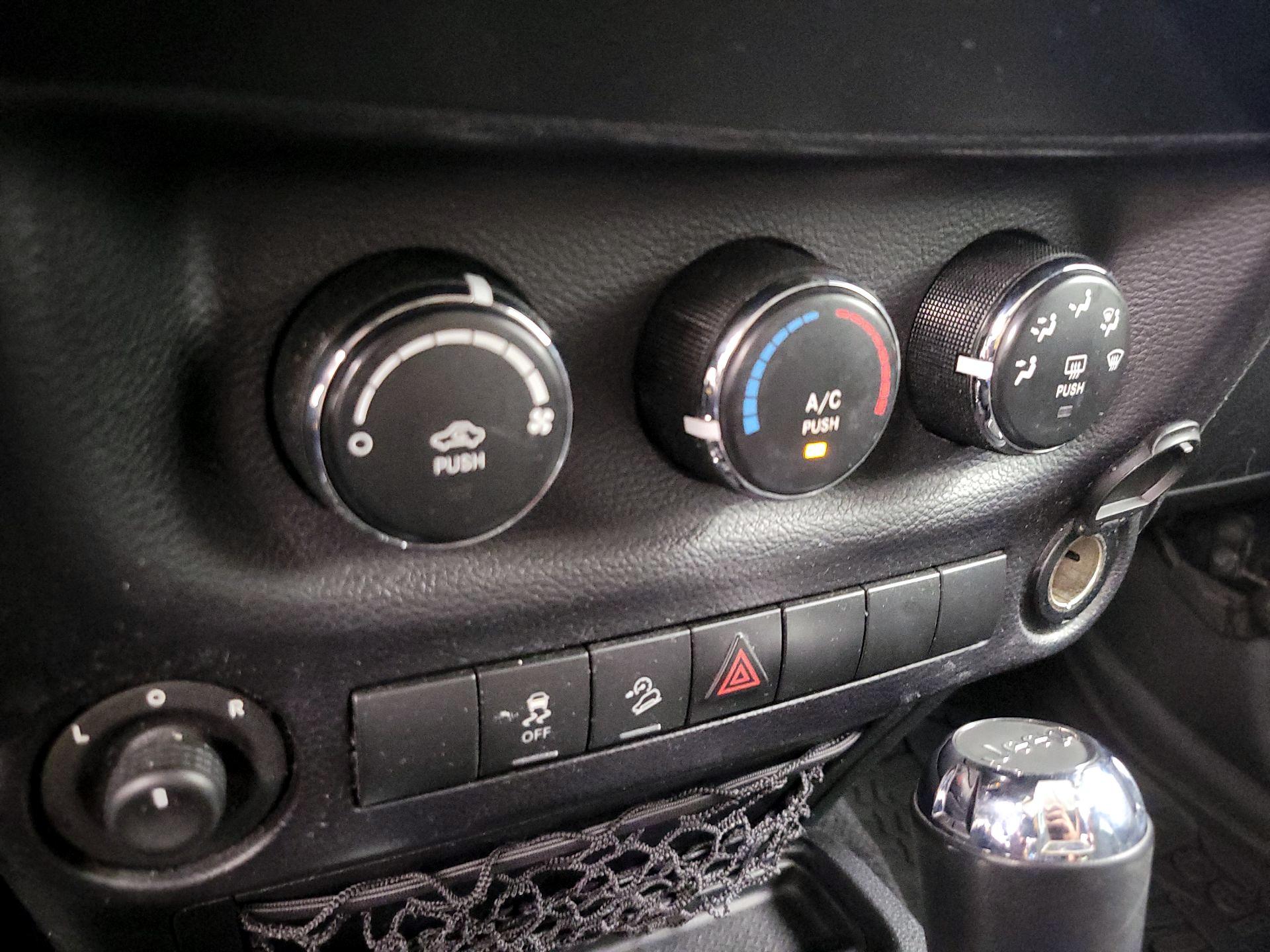 Thumbnail: 2015 Jeep Wrangler - 14