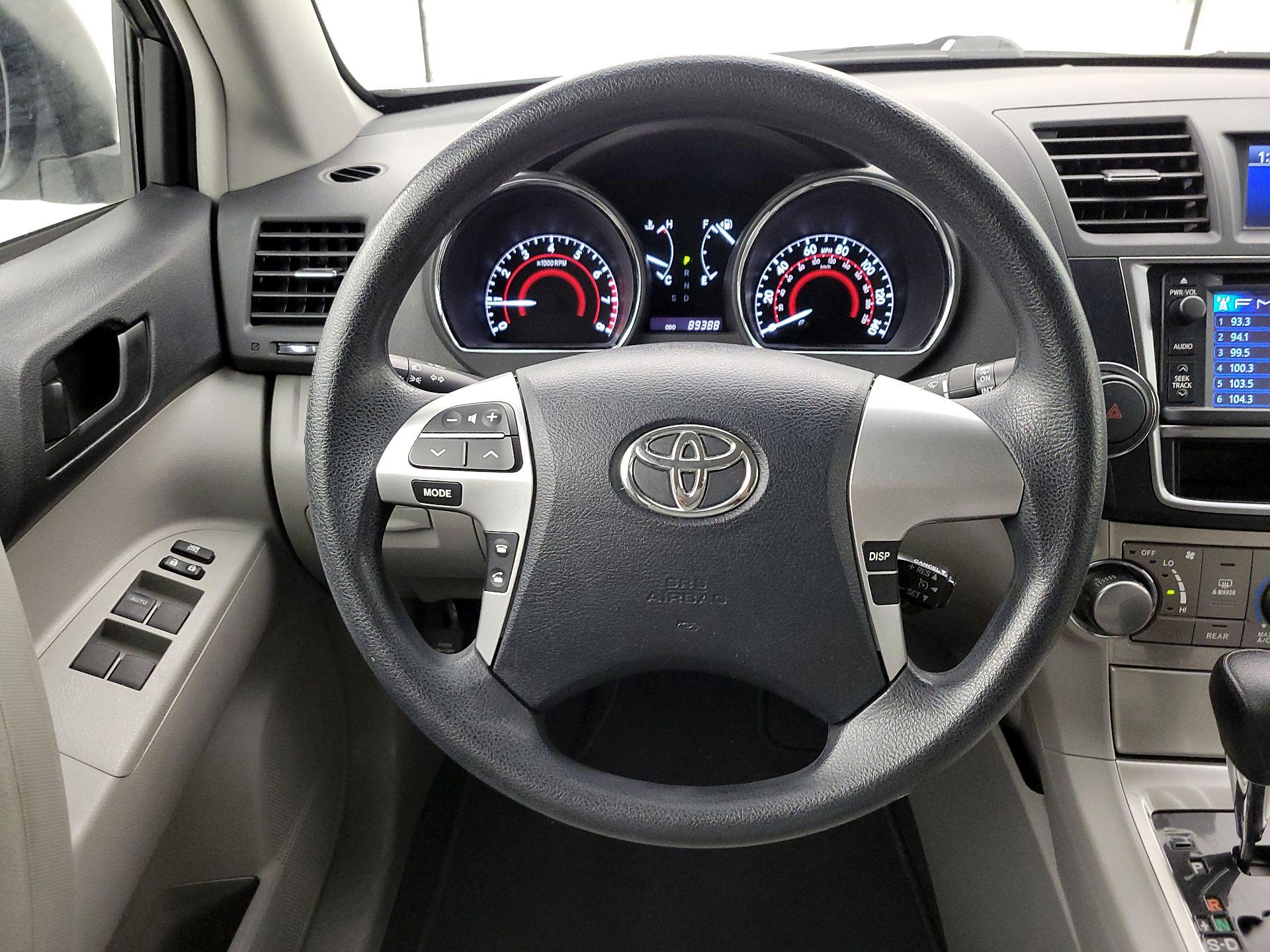 Thumbnail: 2013 Toyota Highlander - 10