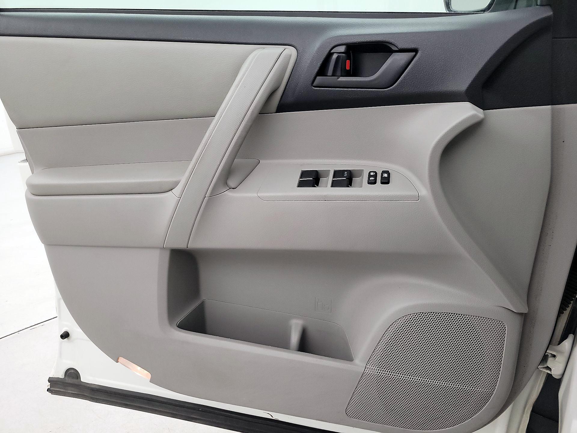 Thumbnail: 2013 Toyota Highlander - 12
