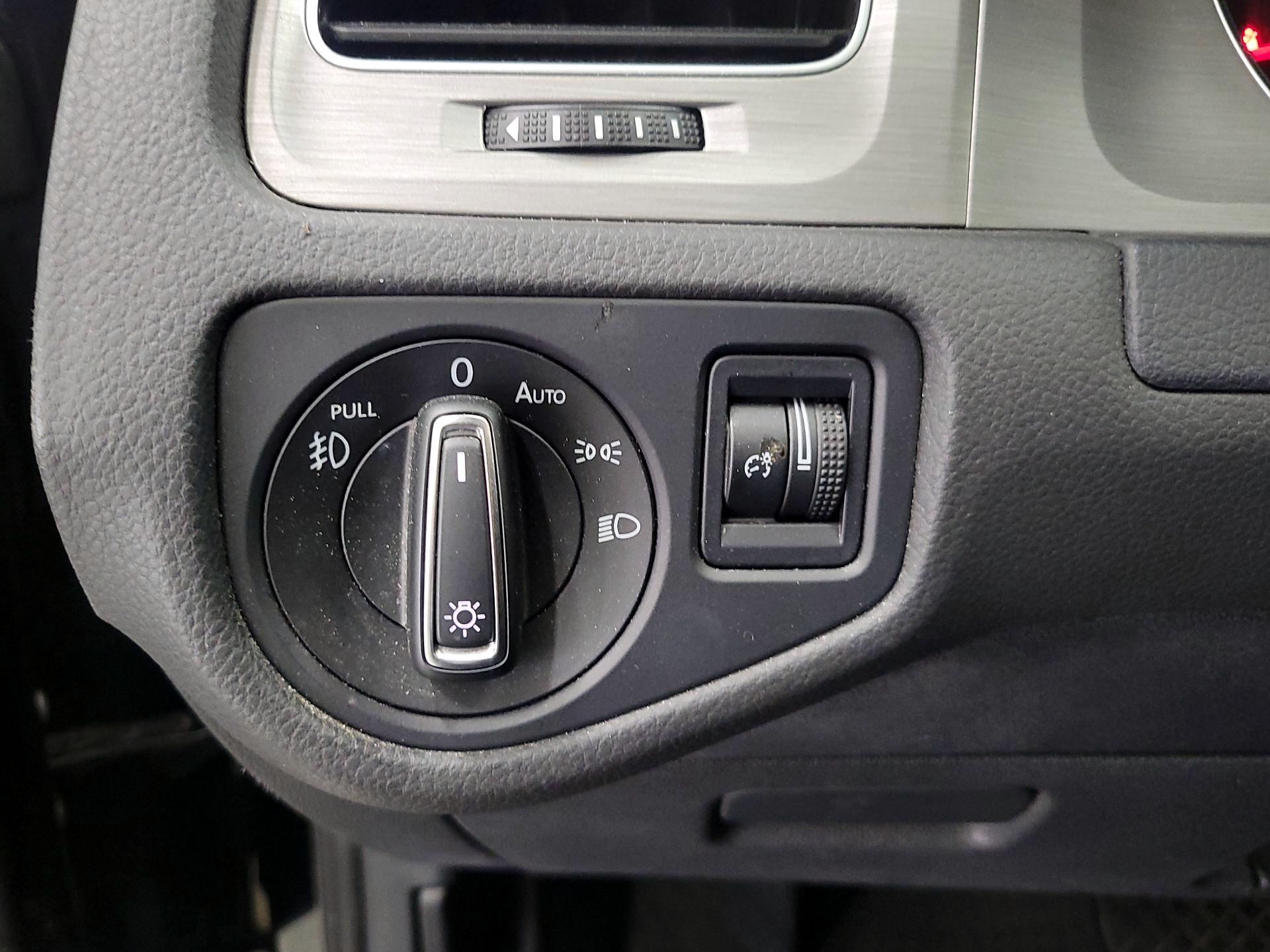 Thumbnail: 2016 Volkswagen Golf - 13