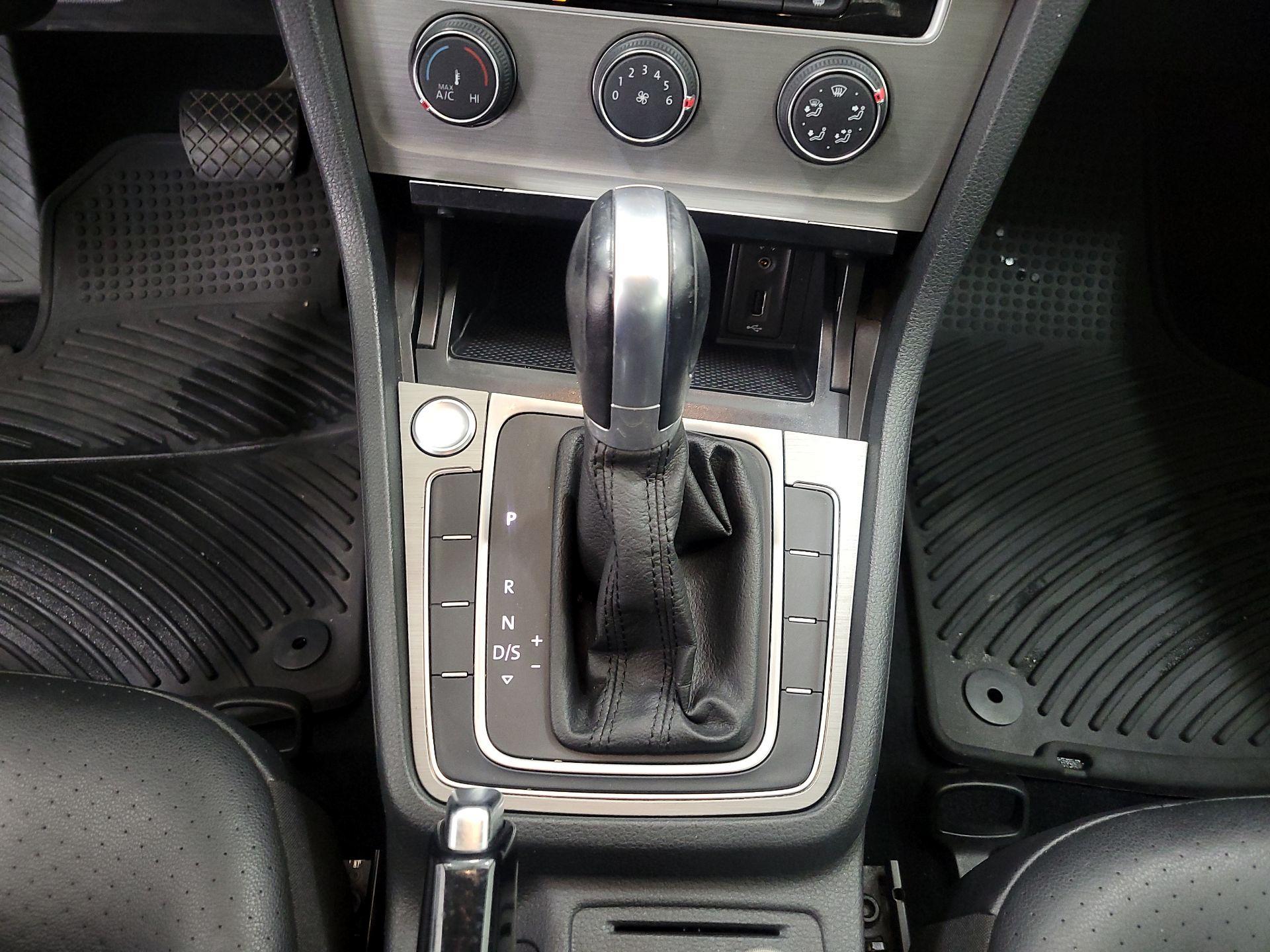 Thumbnail: 2016 Volkswagen Golf - 17