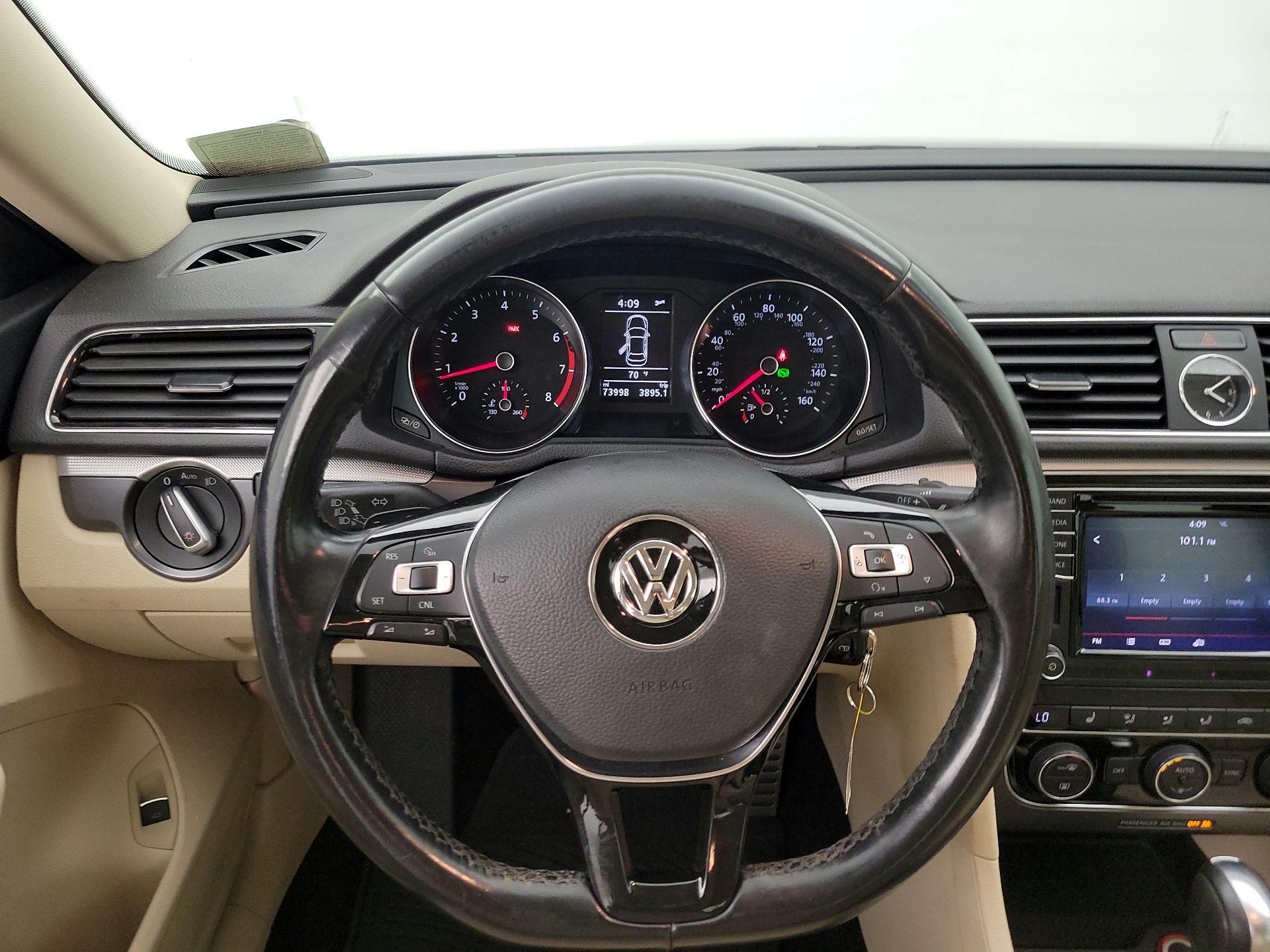 Thumbnail: 2017 Volkswagen Passat - 10