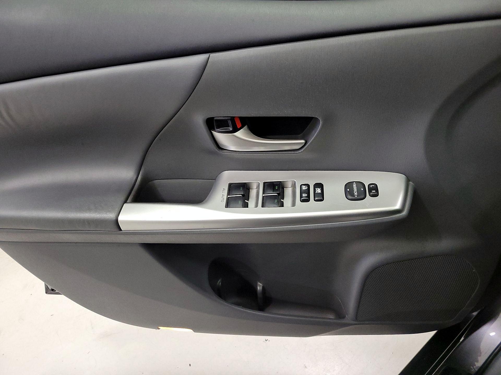 Thumbnail: 2013 Toyota Prius v - 12