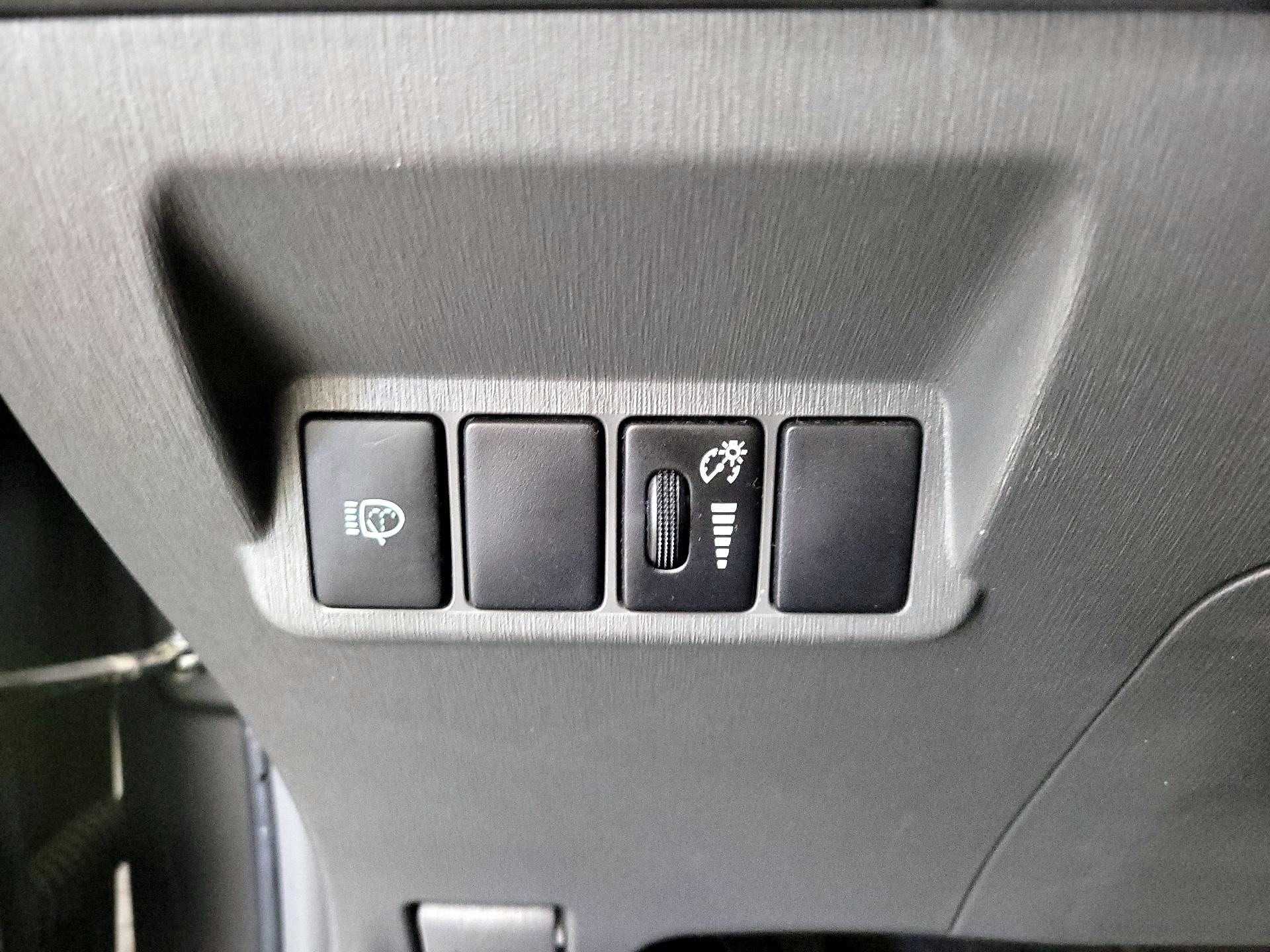 Thumbnail: 2013 Toyota Prius v - 13