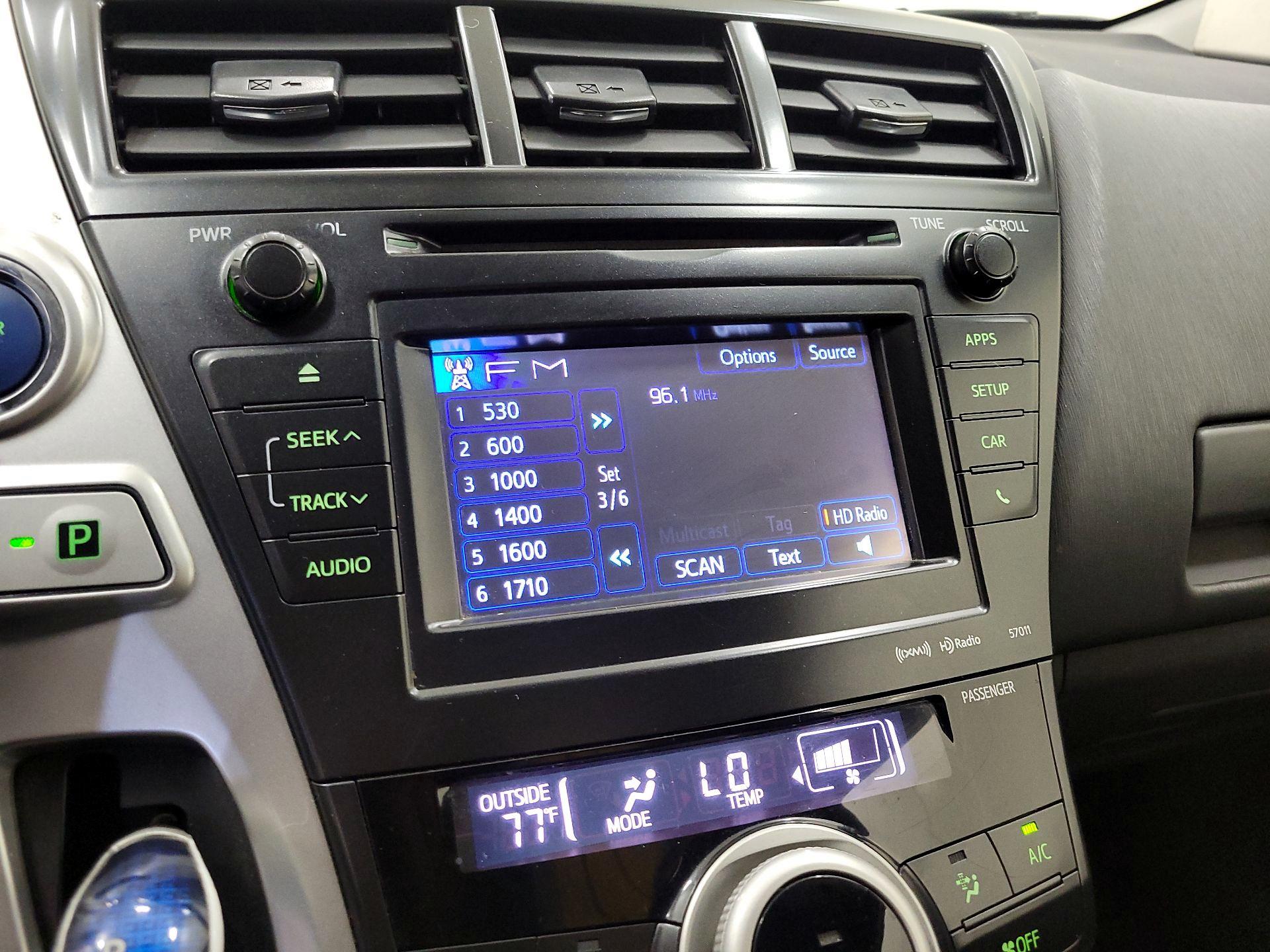Thumbnail: 2013 Toyota Prius v - 15