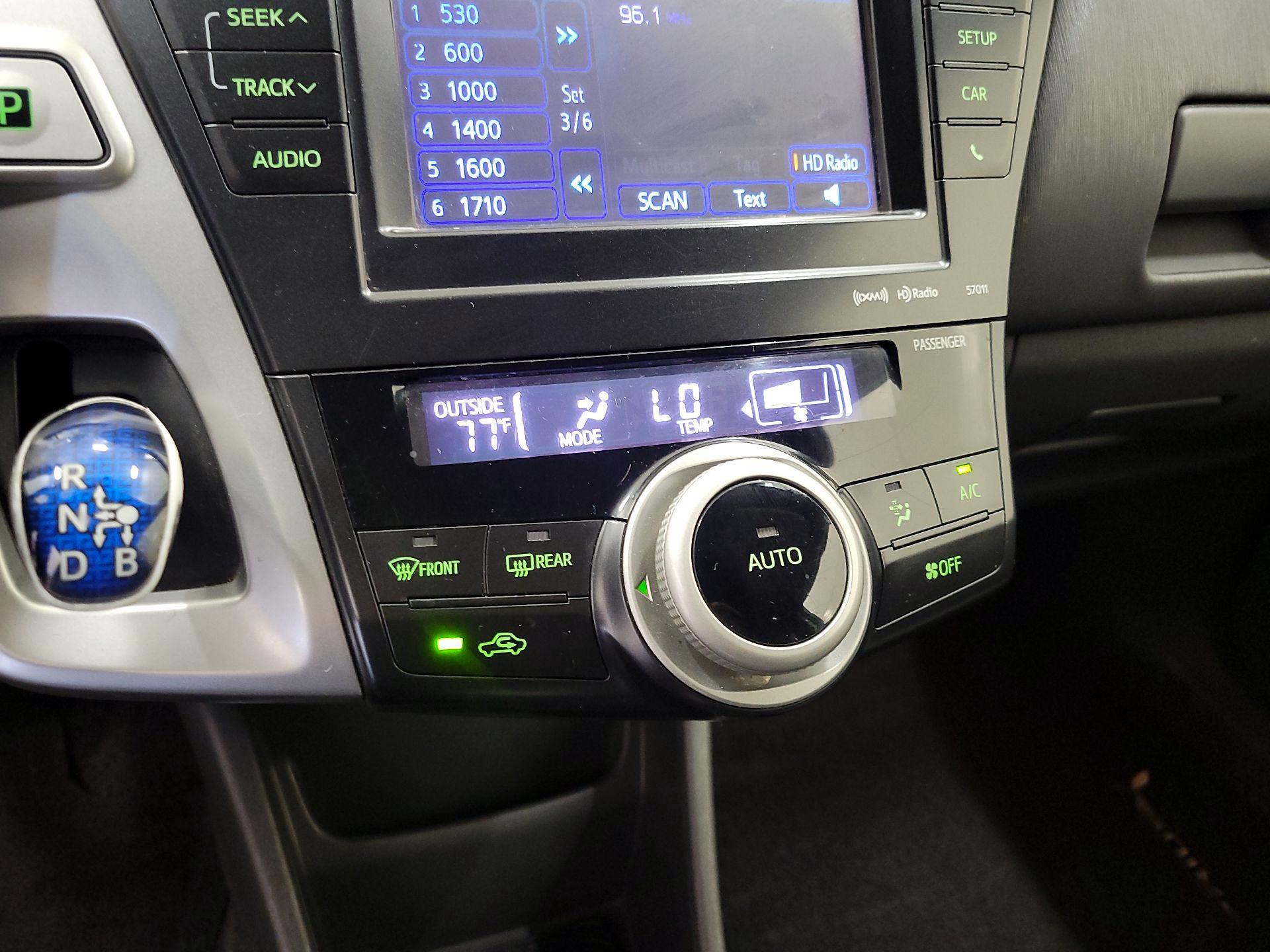 Thumbnail: 2013 Toyota Prius v - 16