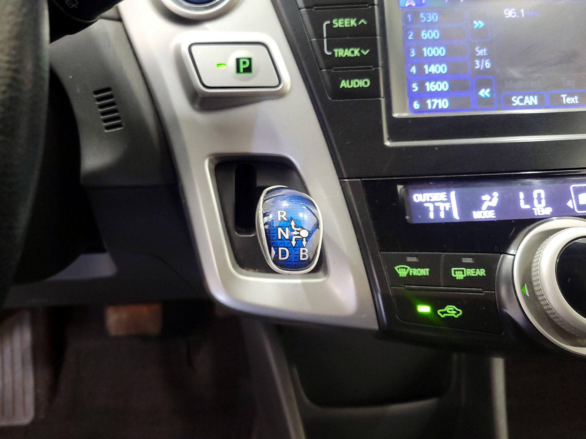 Thumbnail: 2013 Toyota Prius v - 17