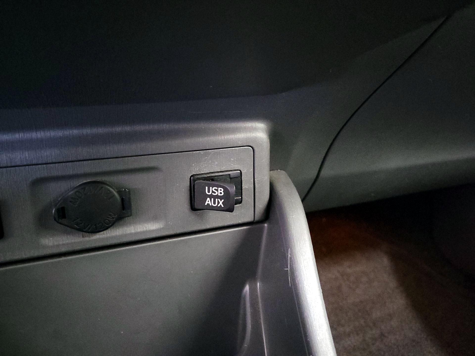 Thumbnail: 2013 Toyota Prius v - 18