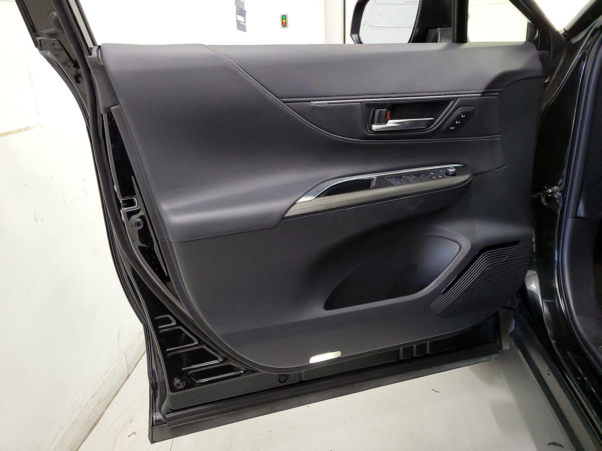 Thumbnail: 2022 Toyota Venza - 12