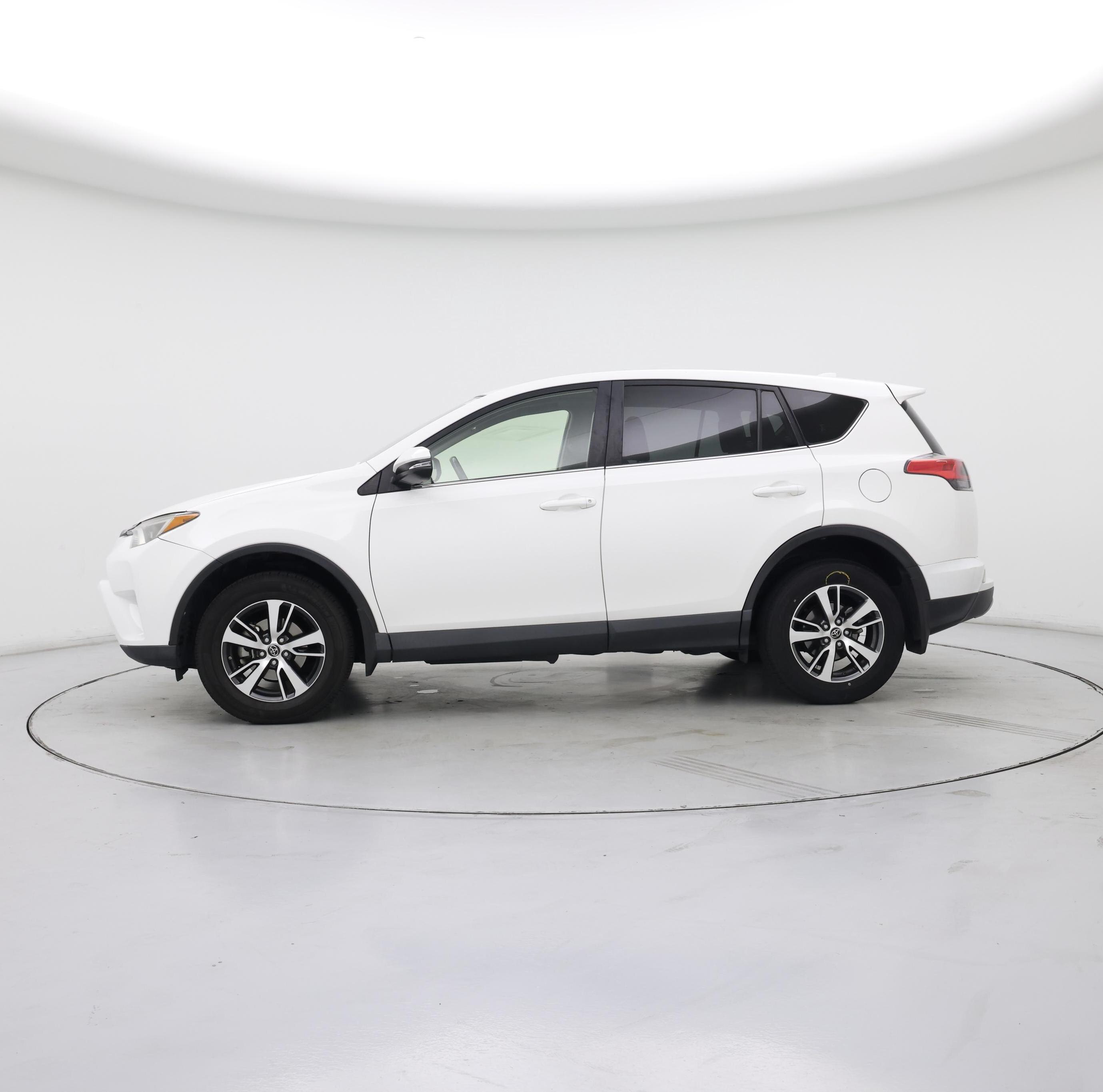 Thumbnail: 2018 Toyota RAV4 - 3