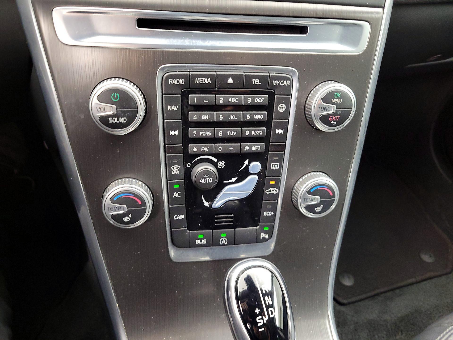 Thumbnail: 2015 Volvo XC60 - 16