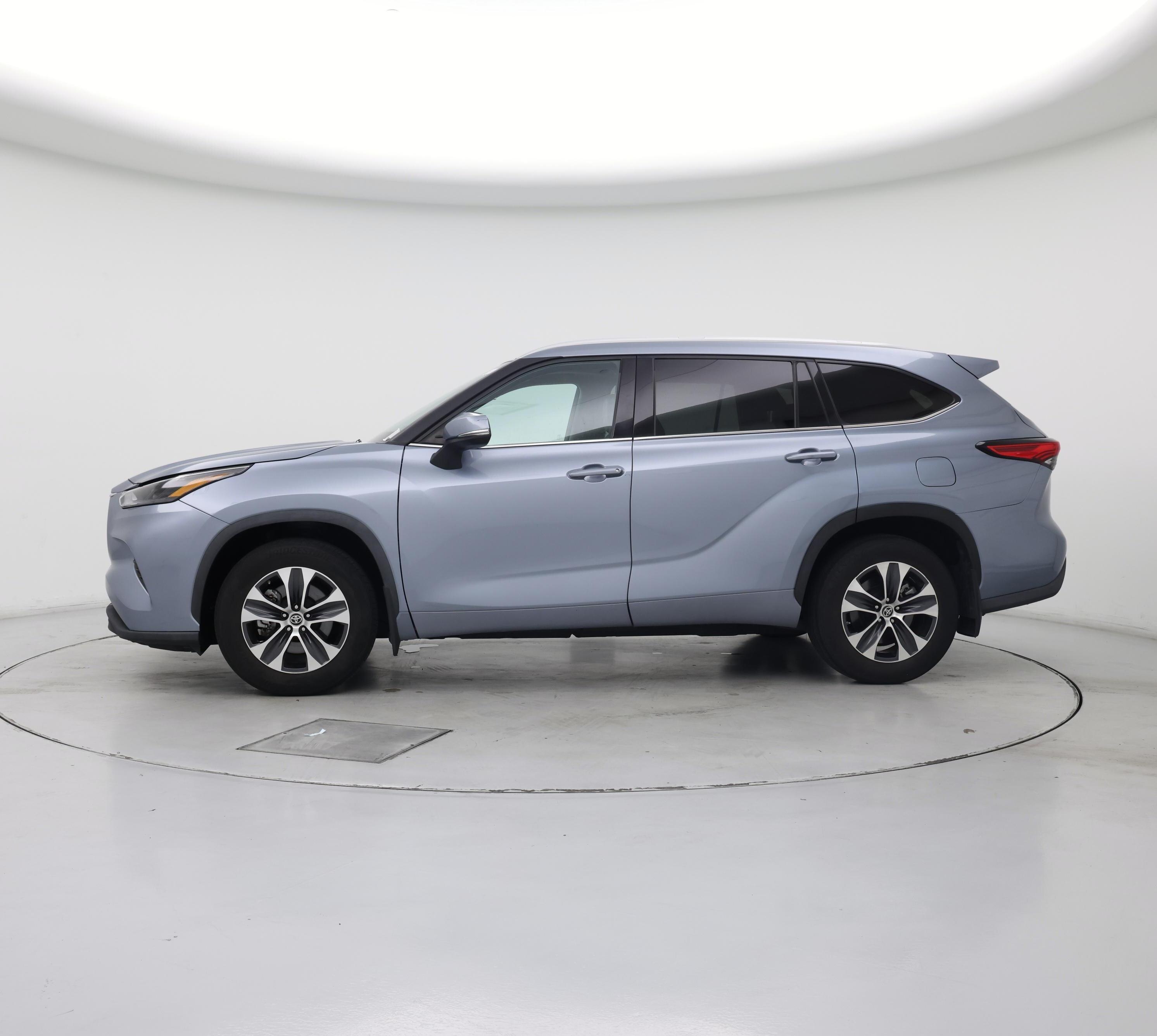 Thumbnail: 2022 Toyota Highlander - 3