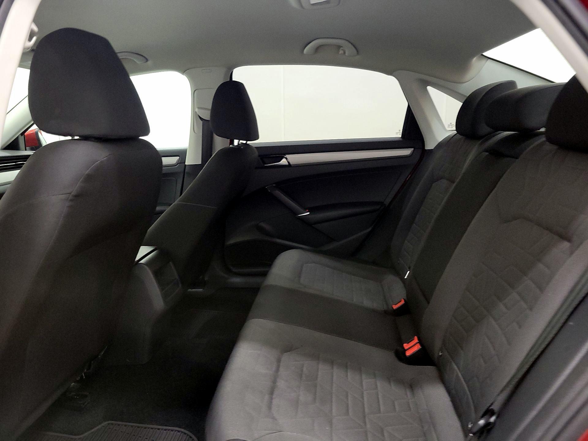 Thumbnail: 2020 Volkswagen Passat - 19