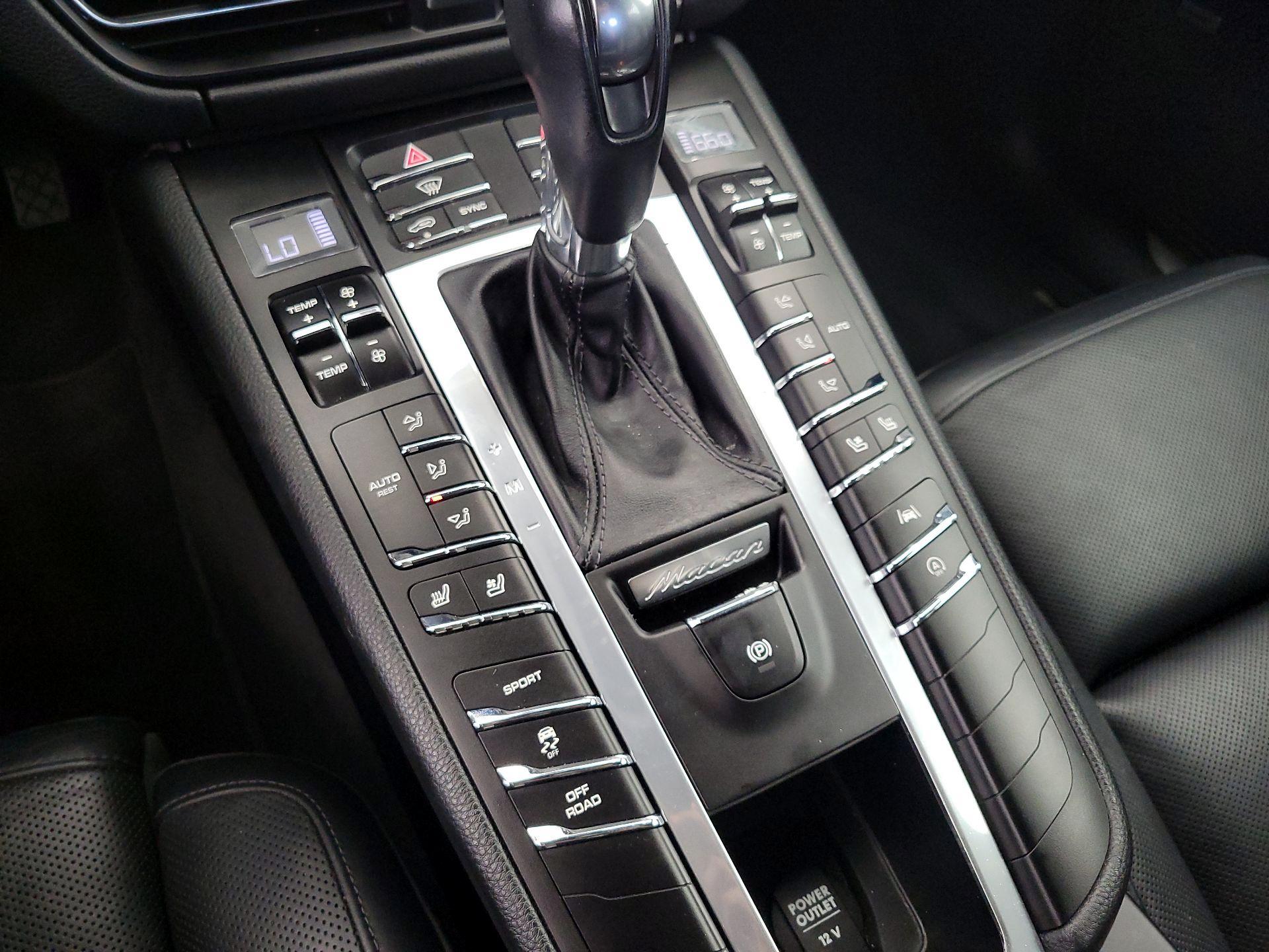 Thumbnail: 2020 Porsche Macan - 17
