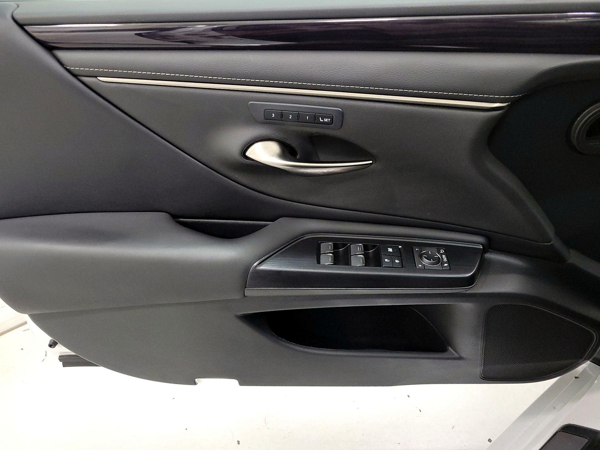 Thumbnail: 2021 Lexus ES - 12