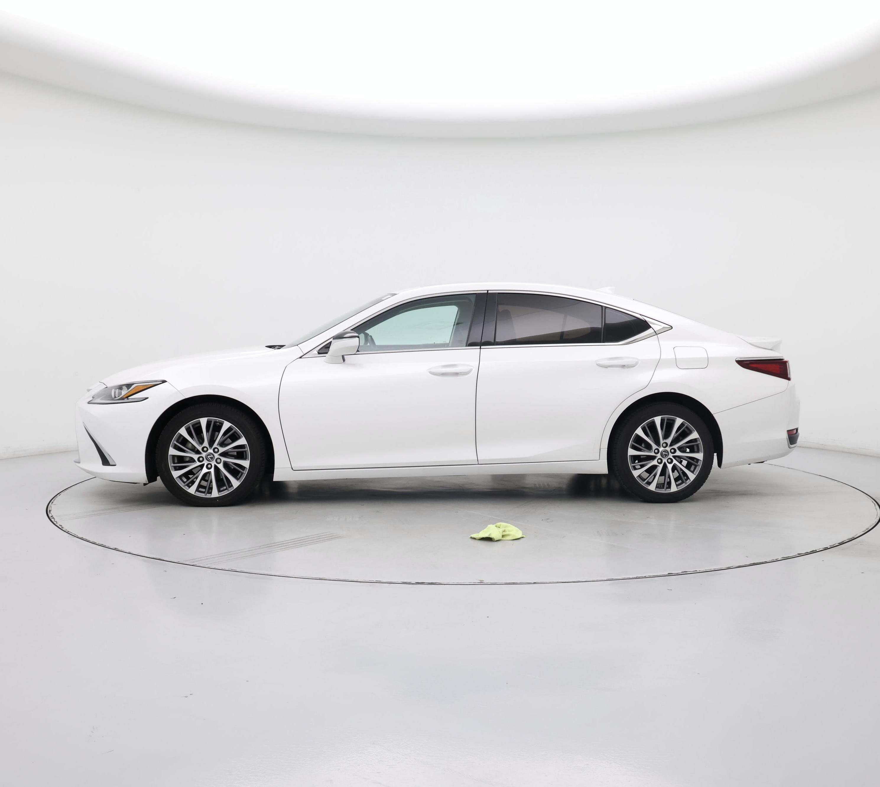 Thumbnail: 2021 Lexus ES - 3