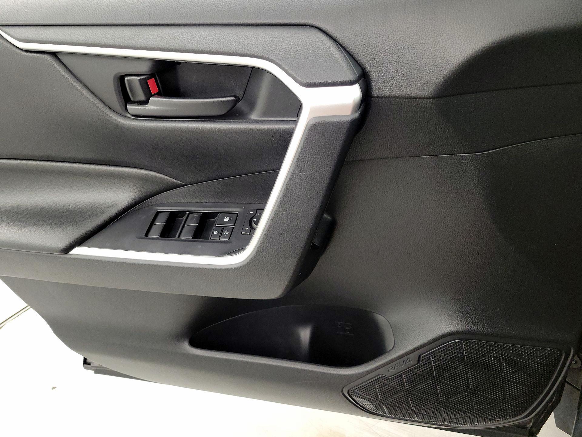 Thumbnail: 2019 Toyota RAV4 - 12