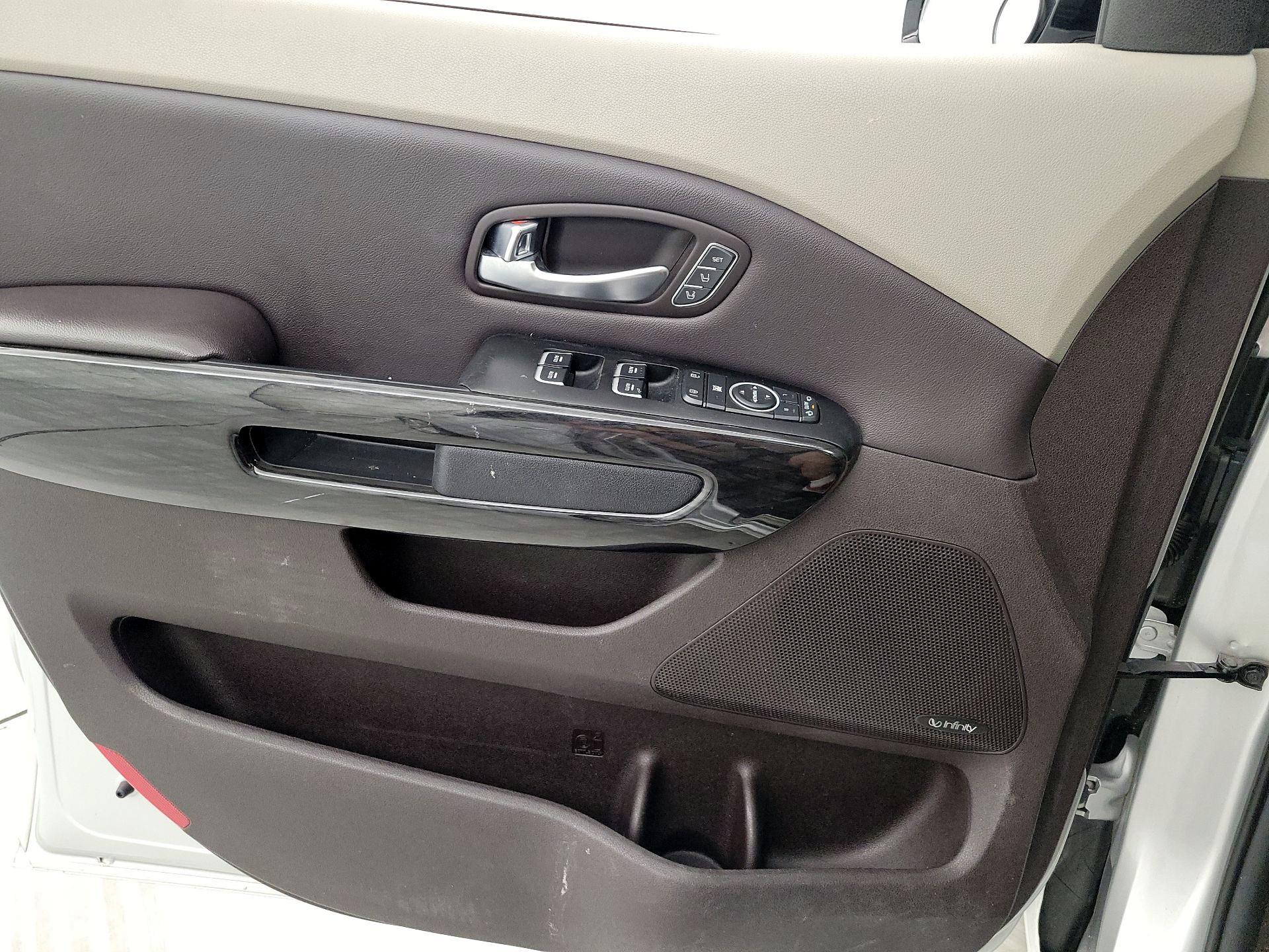 Thumbnail: 2015 Kia Sedona - 12