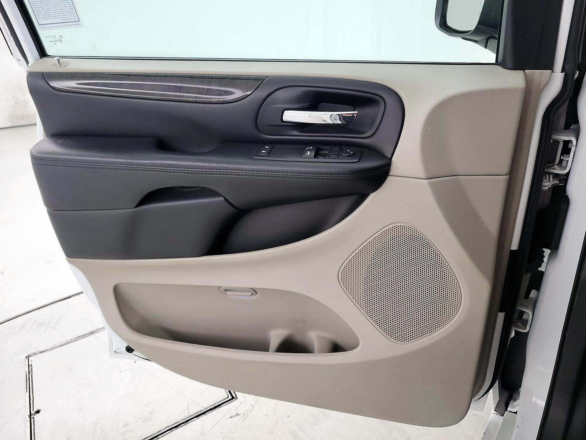 Thumbnail: 2016 Dodge Grand Caravan - 12