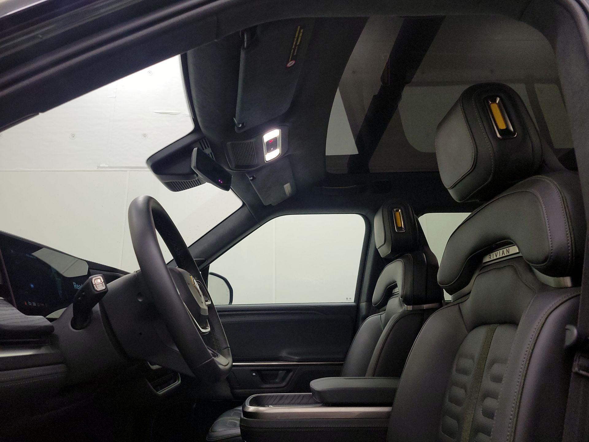 Thumbnail: 2025 Rivian R1S - 17