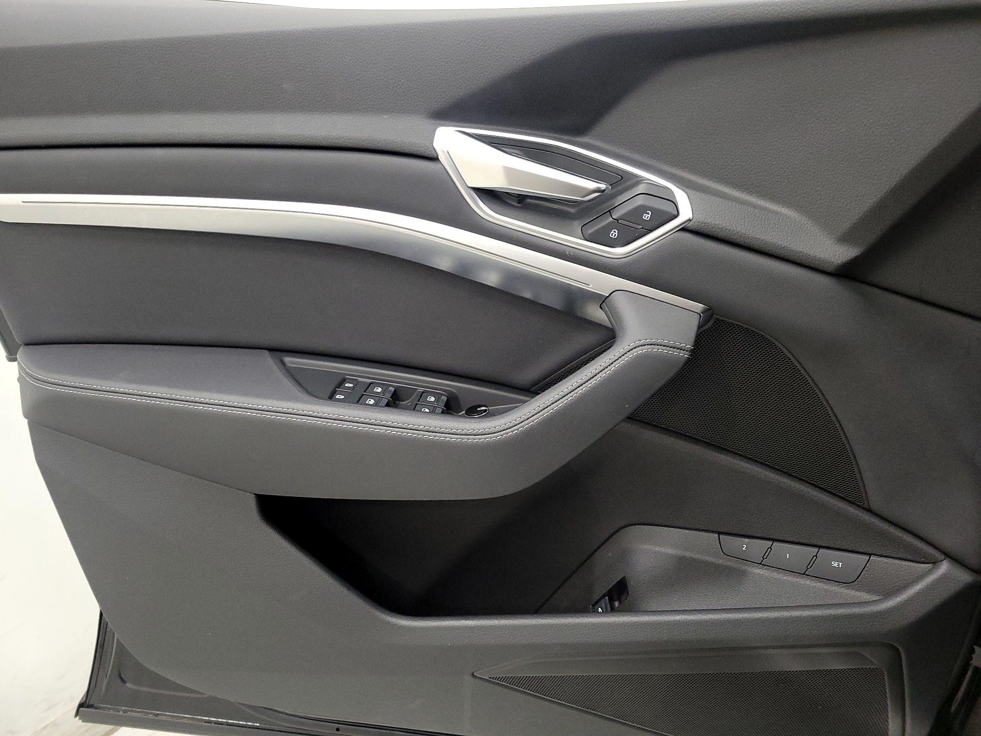 Thumbnail: 2022 Audi e-tron - 12