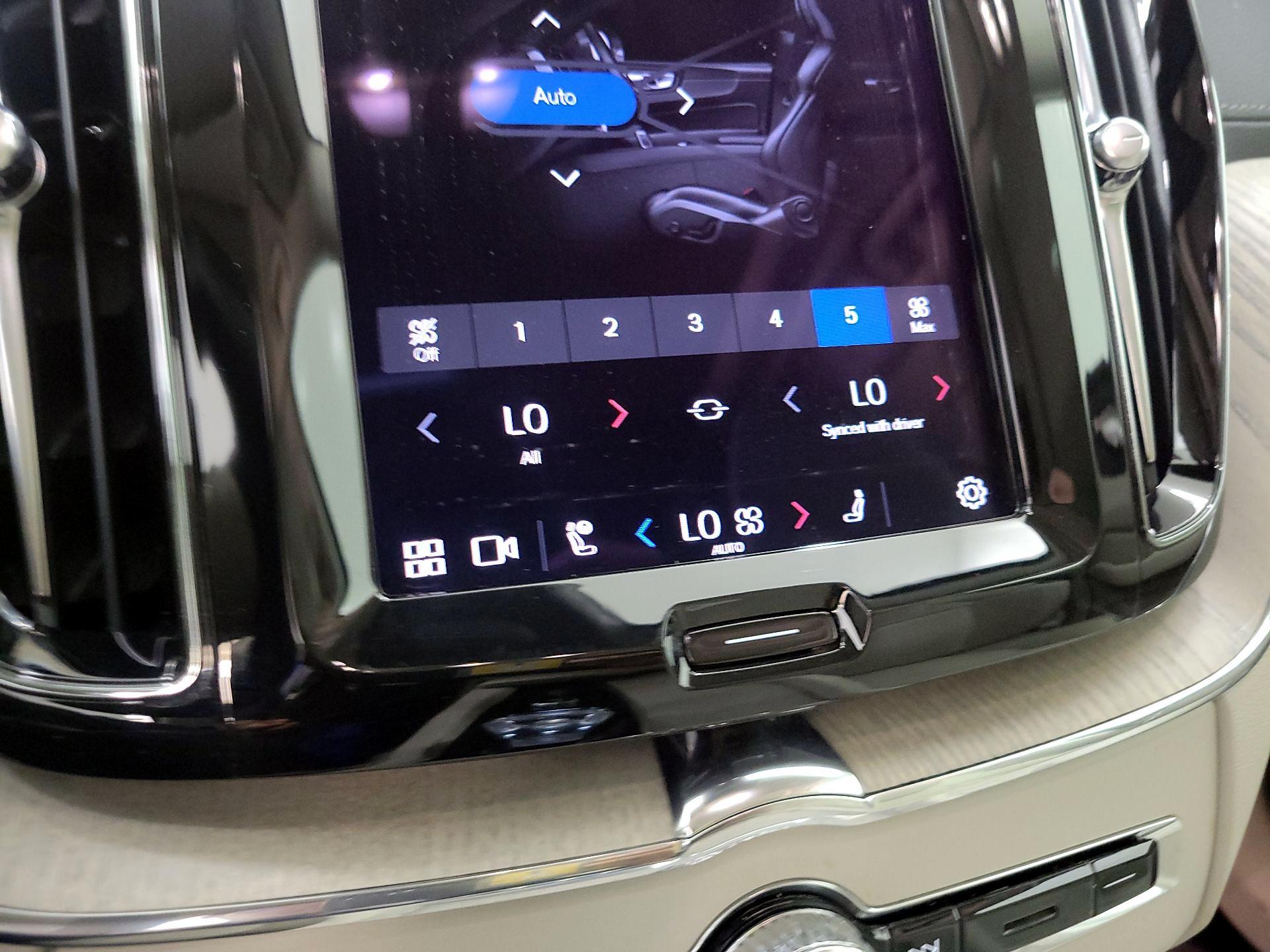 Thumbnail: 2022 Volvo XC60 - 17