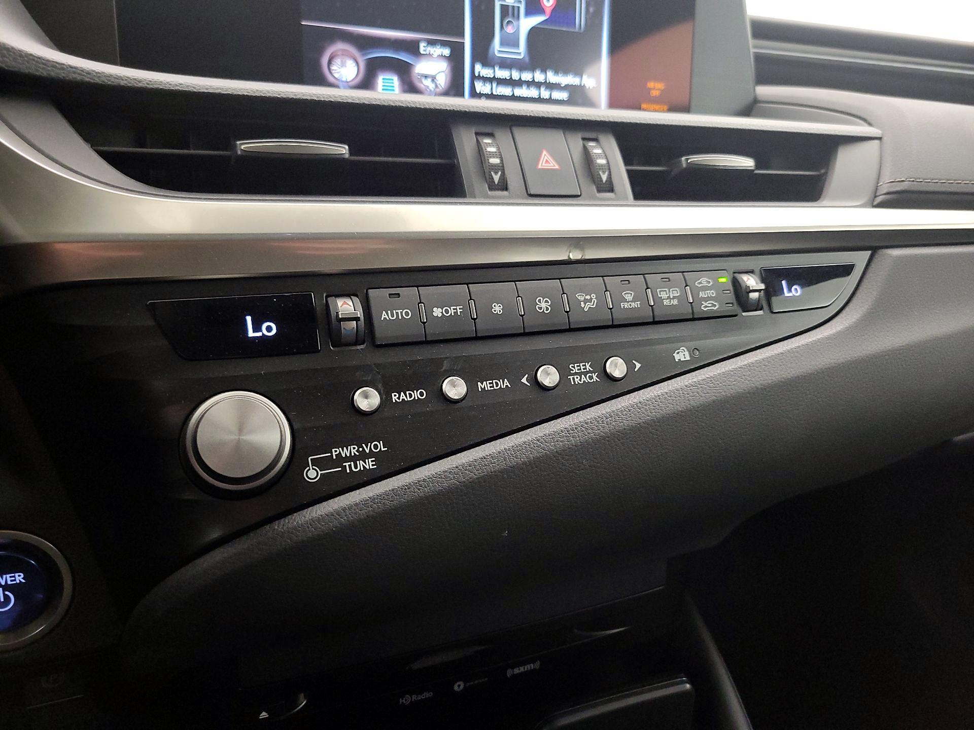 Thumbnail: 2021 Lexus ES - 16