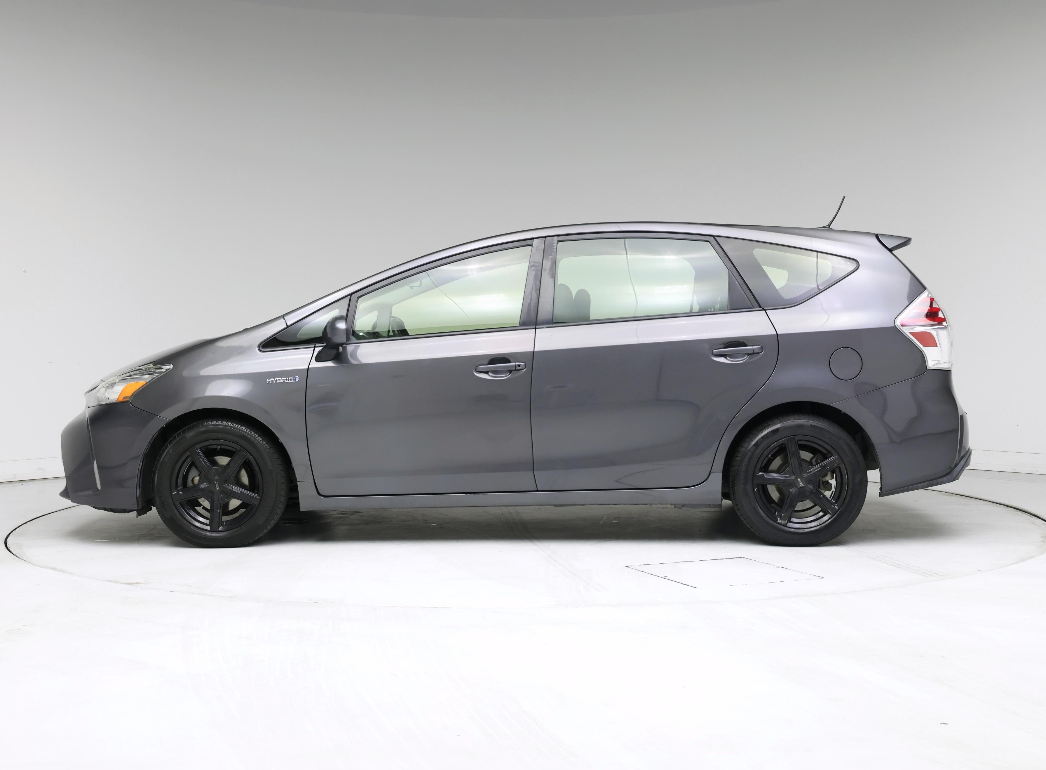 Thumbnail: 2017 Toyota Prius v - 3