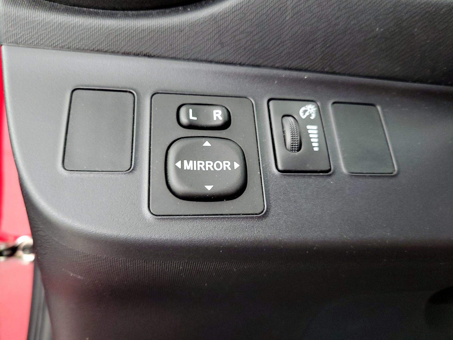 Thumbnail: 2016 Toyota Prius c - 13