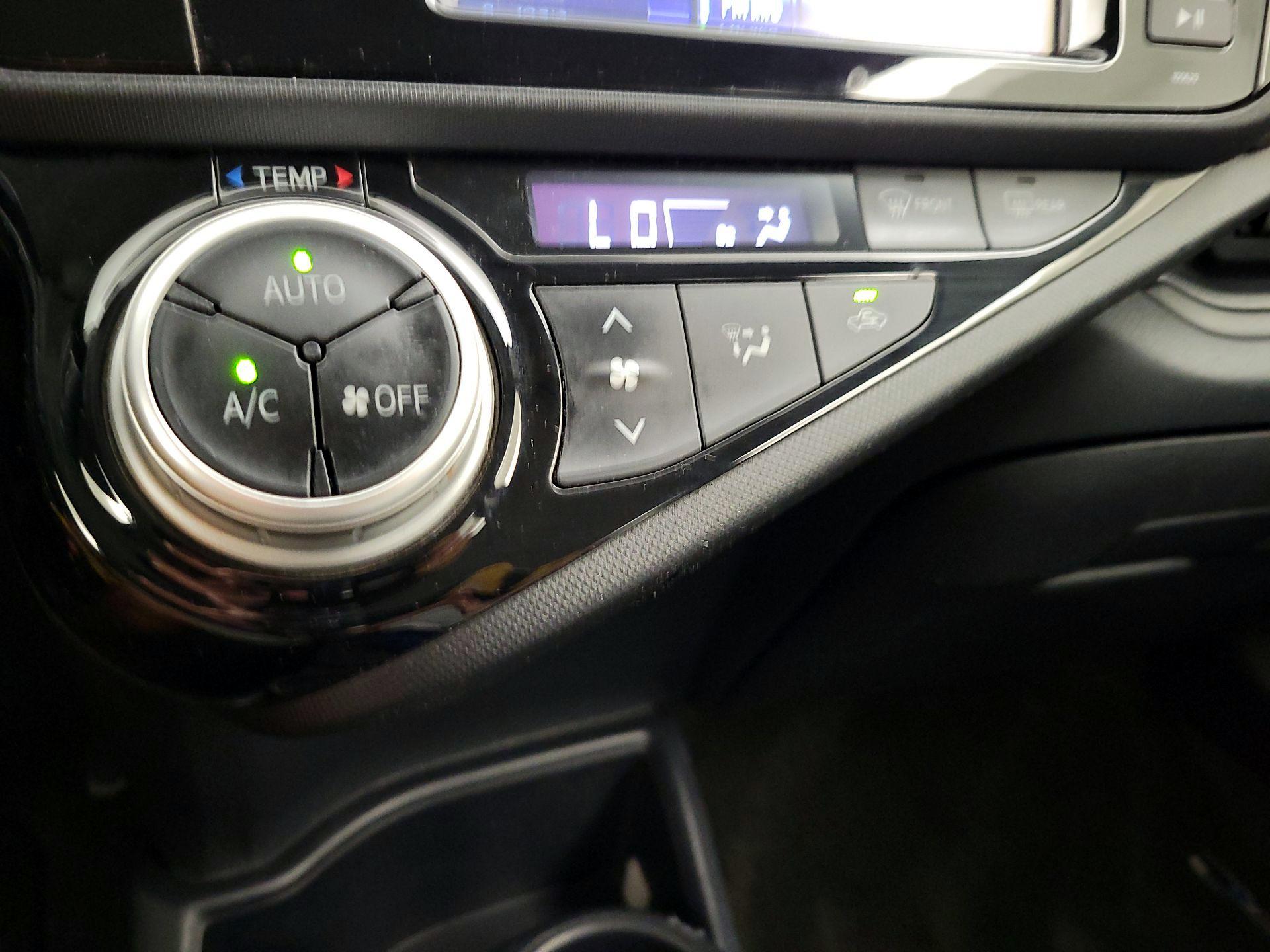 Thumbnail: 2016 Toyota Prius c - 15