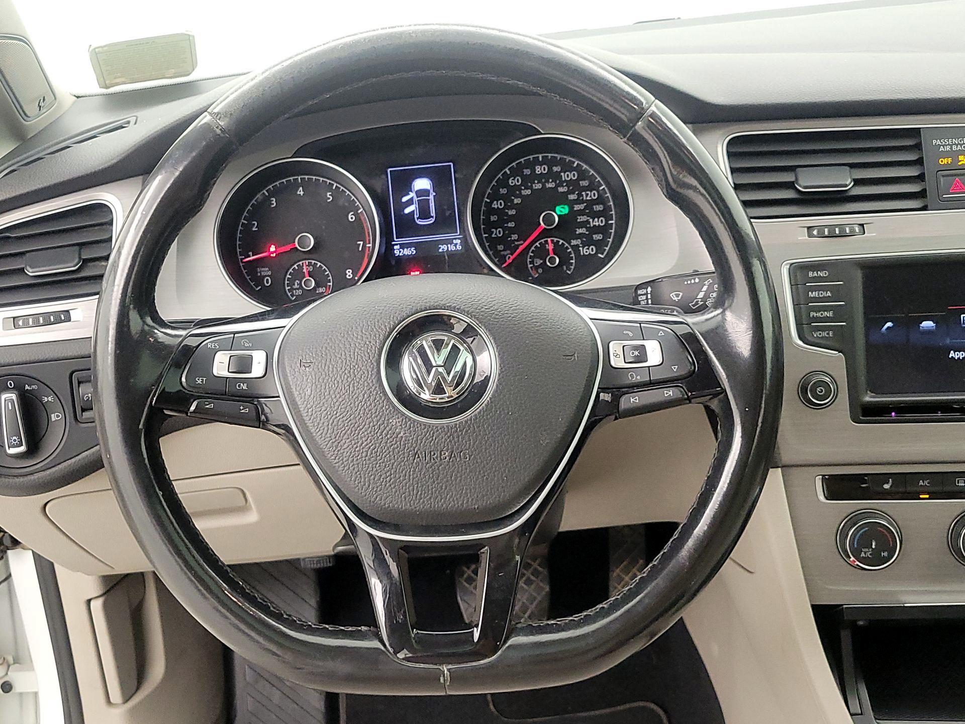 Thumbnail: 2016 Volkswagen Golf - 10
