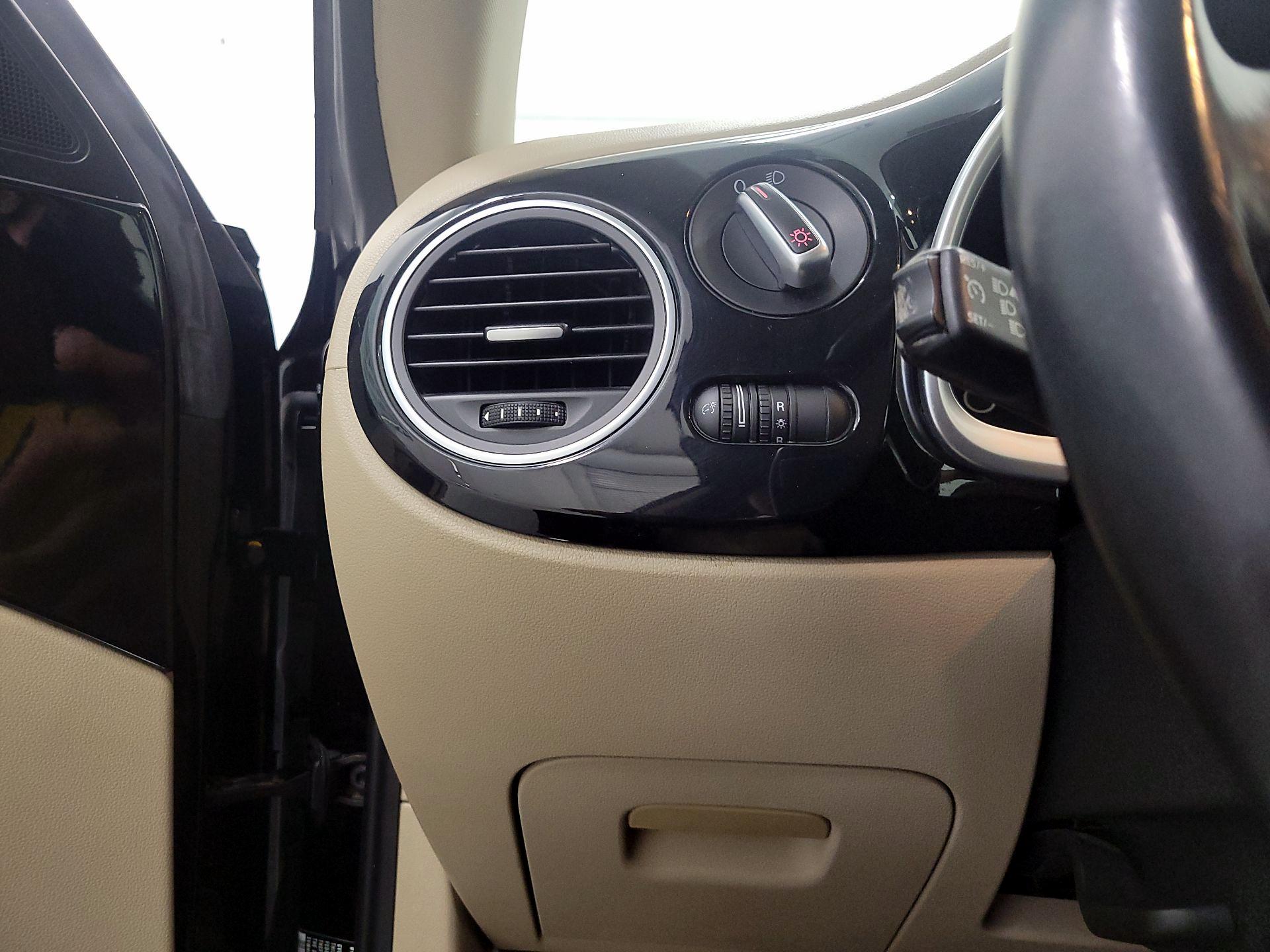 Thumbnail: 2013 Volkswagen Beetle - 13