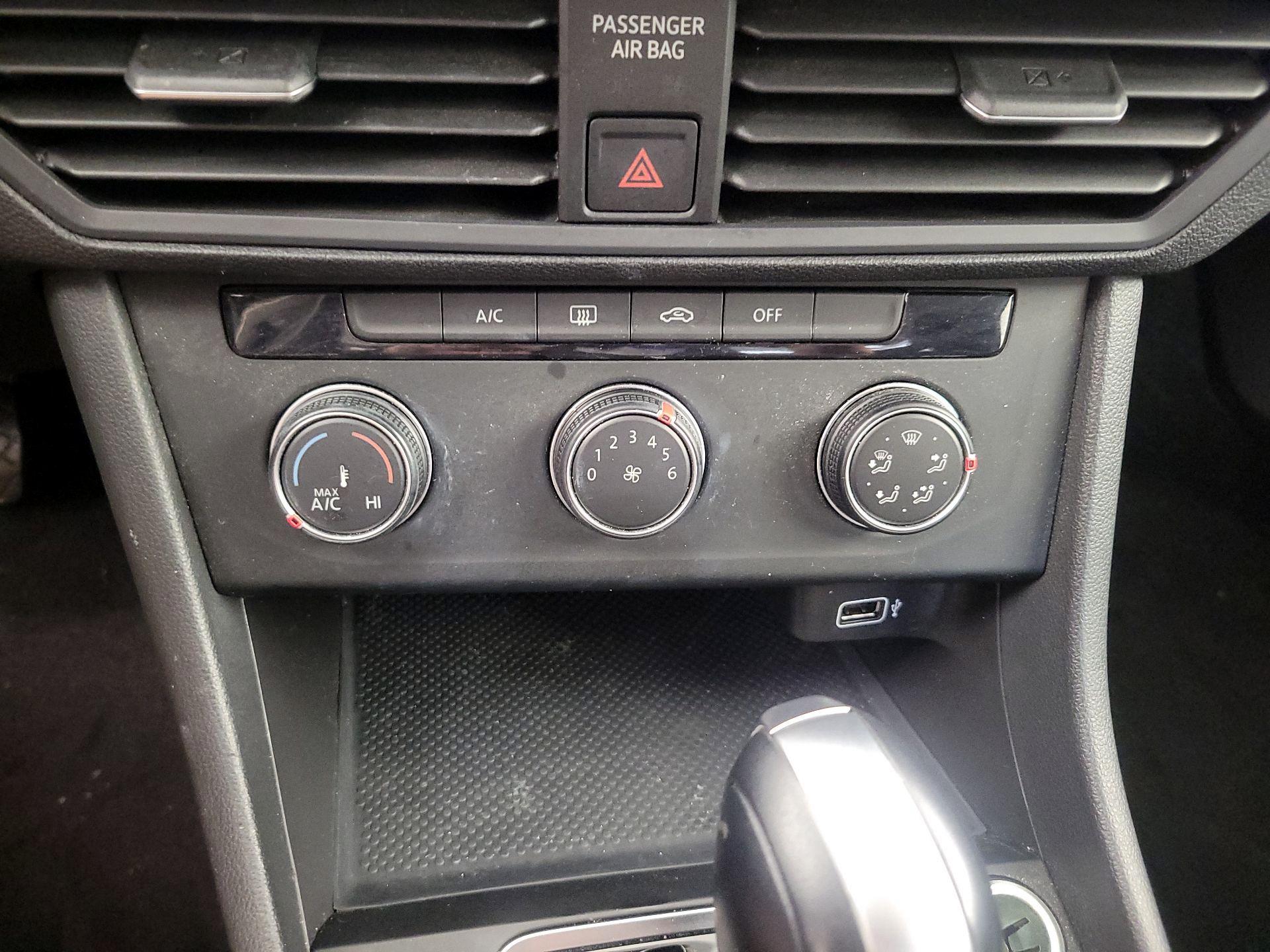 Thumbnail: 2019 Volkswagen Jetta - 16