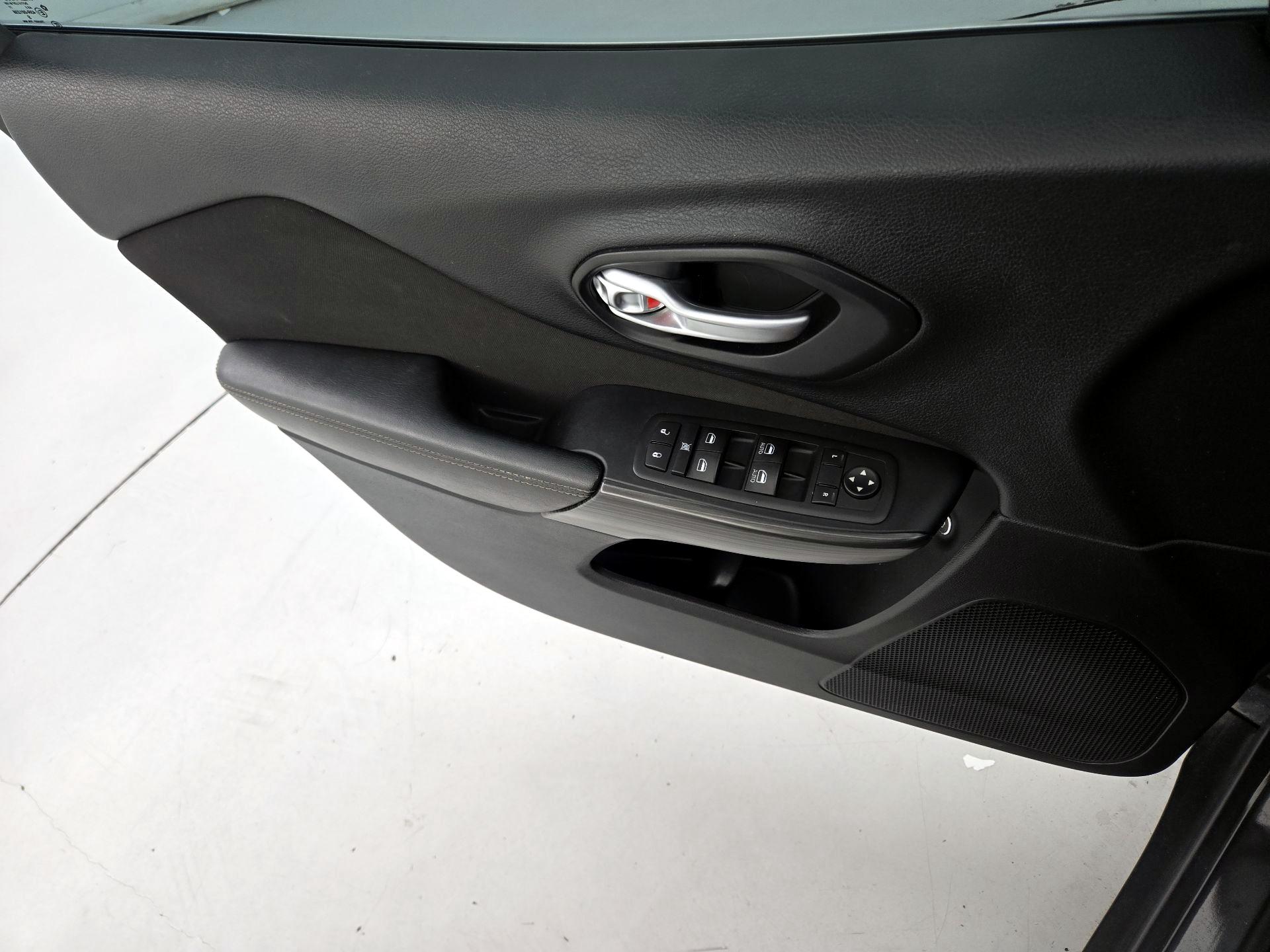 Thumbnail: 2015 Jeep Cherokee - 12