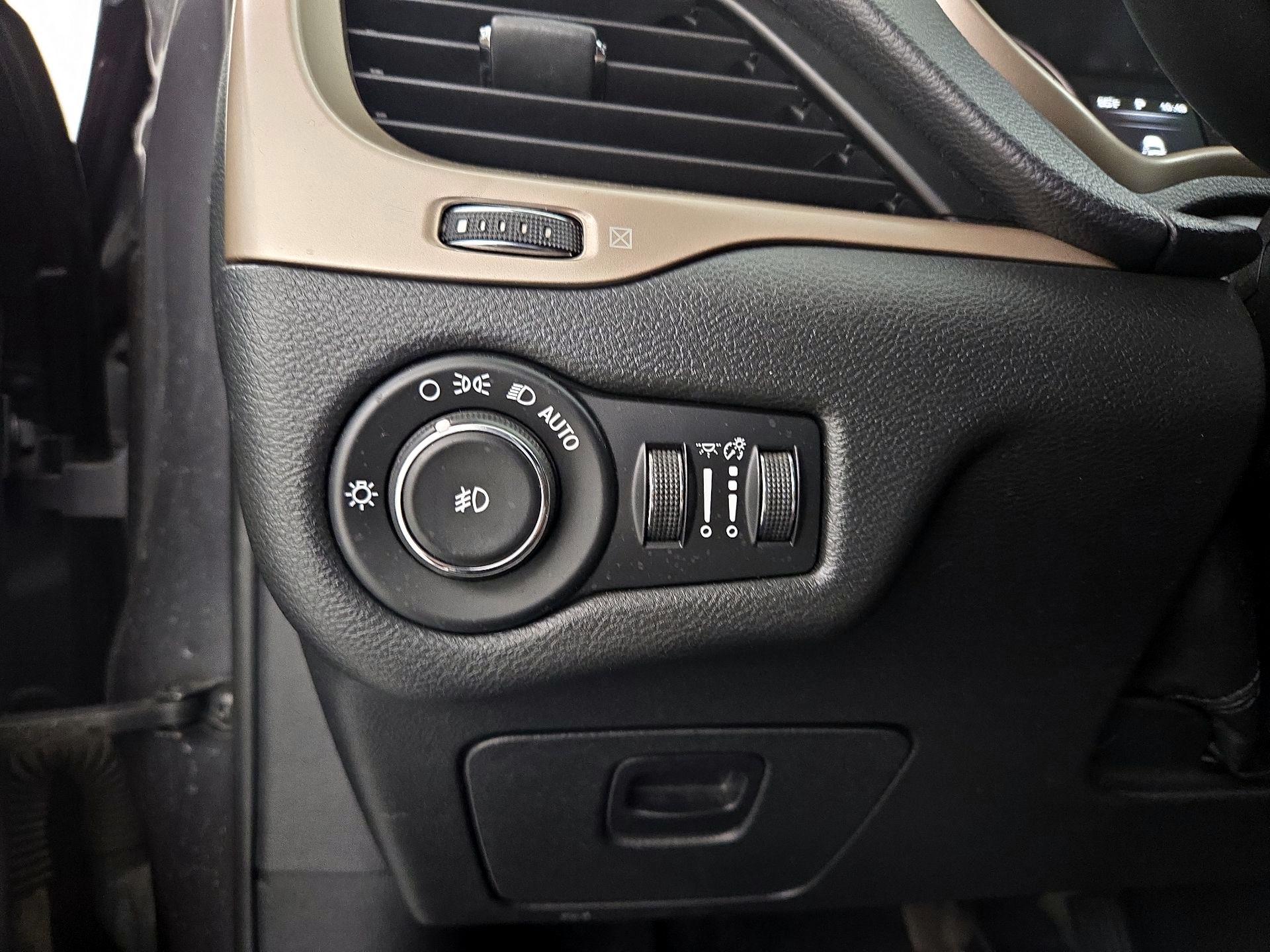 Thumbnail: 2015 Jeep Cherokee - 13