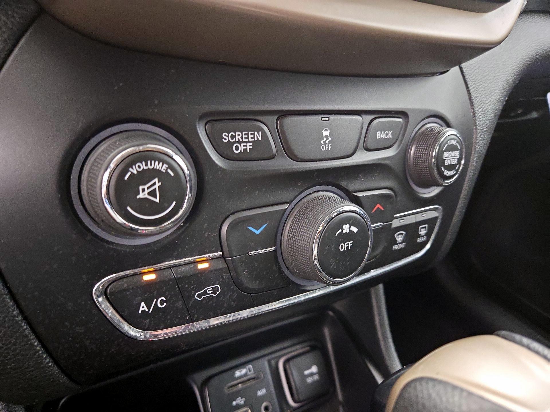 Thumbnail: 2015 Jeep Cherokee - 16