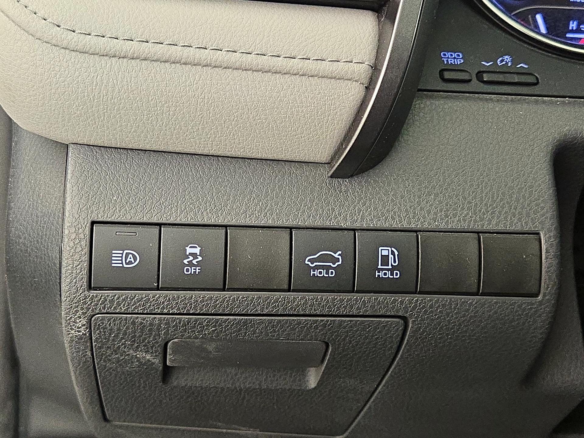Thumbnail: 2019 Toyota Camry - 13