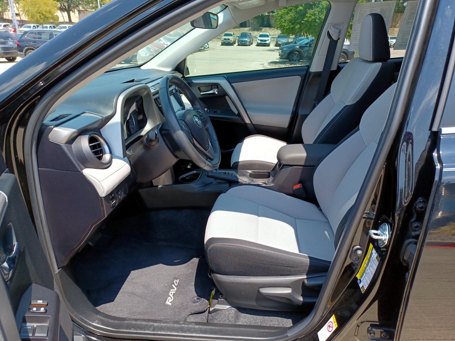 Thumbnail: 2018 Toyota RAV4 - 9