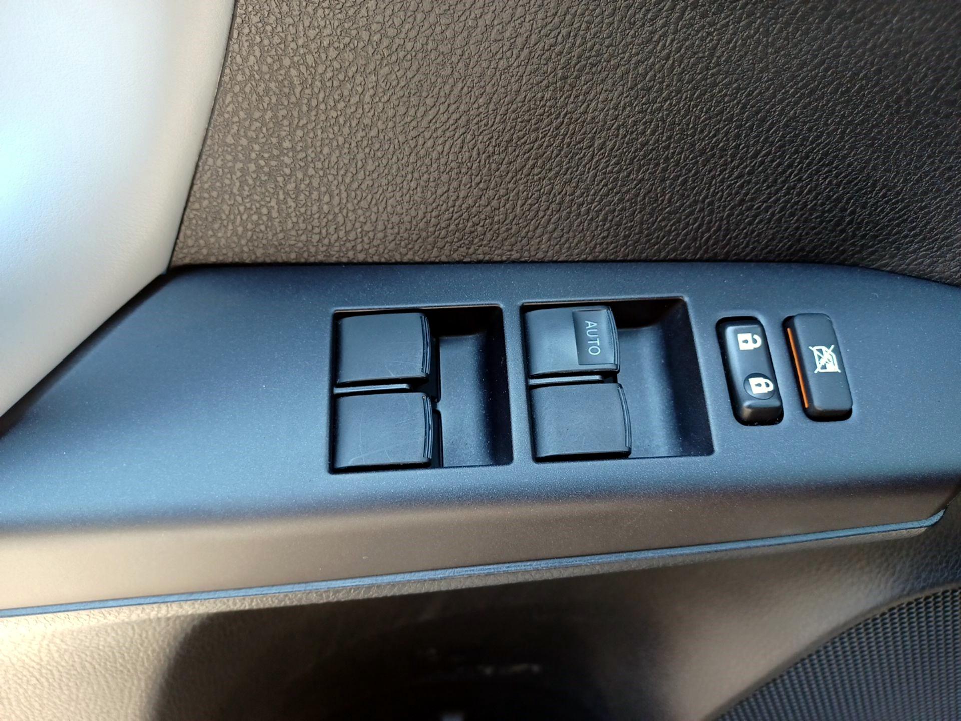 Thumbnail: 2018 Toyota RAV4 - 10