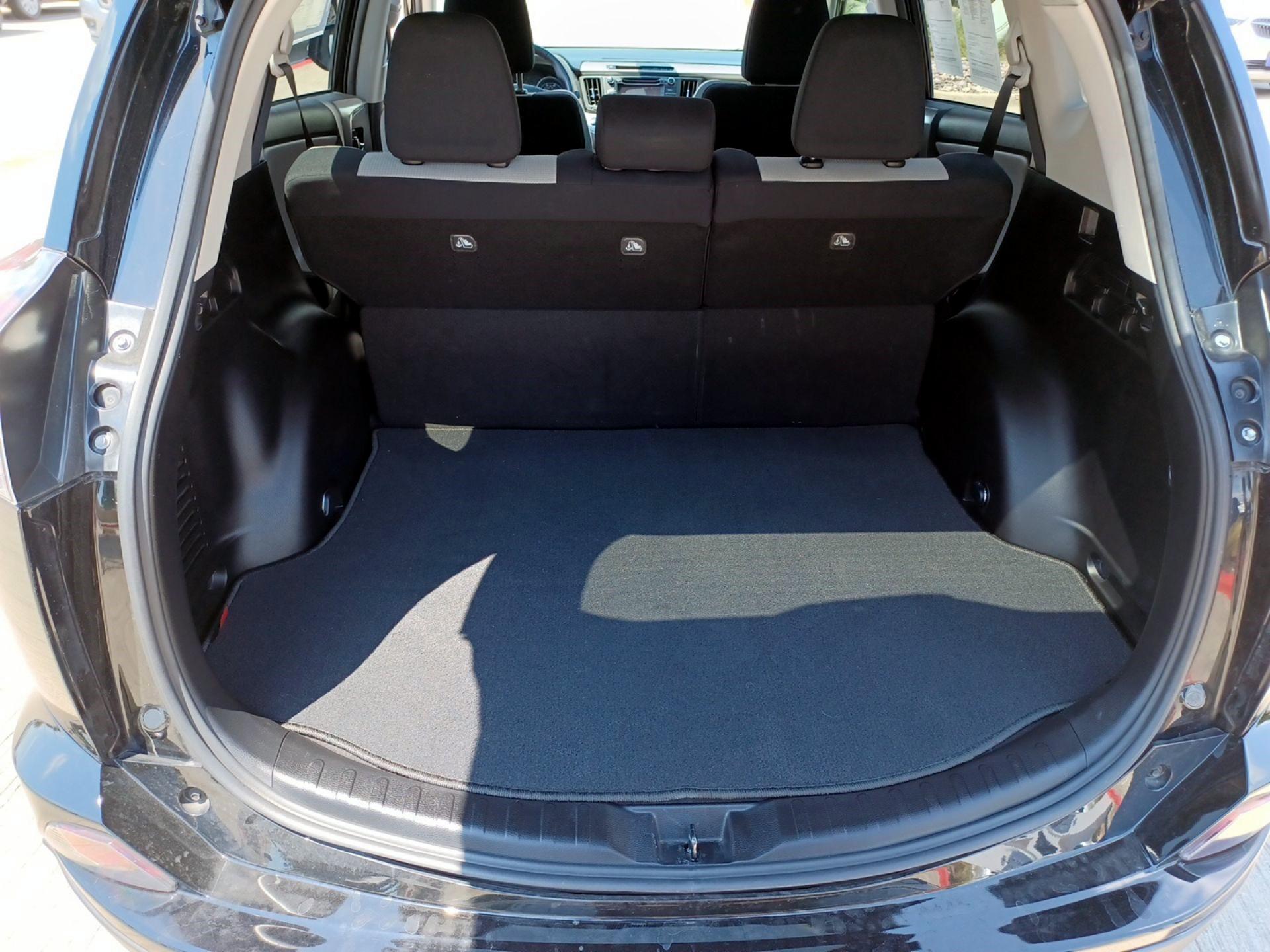 Thumbnail: 2018 Toyota RAV4 - 19