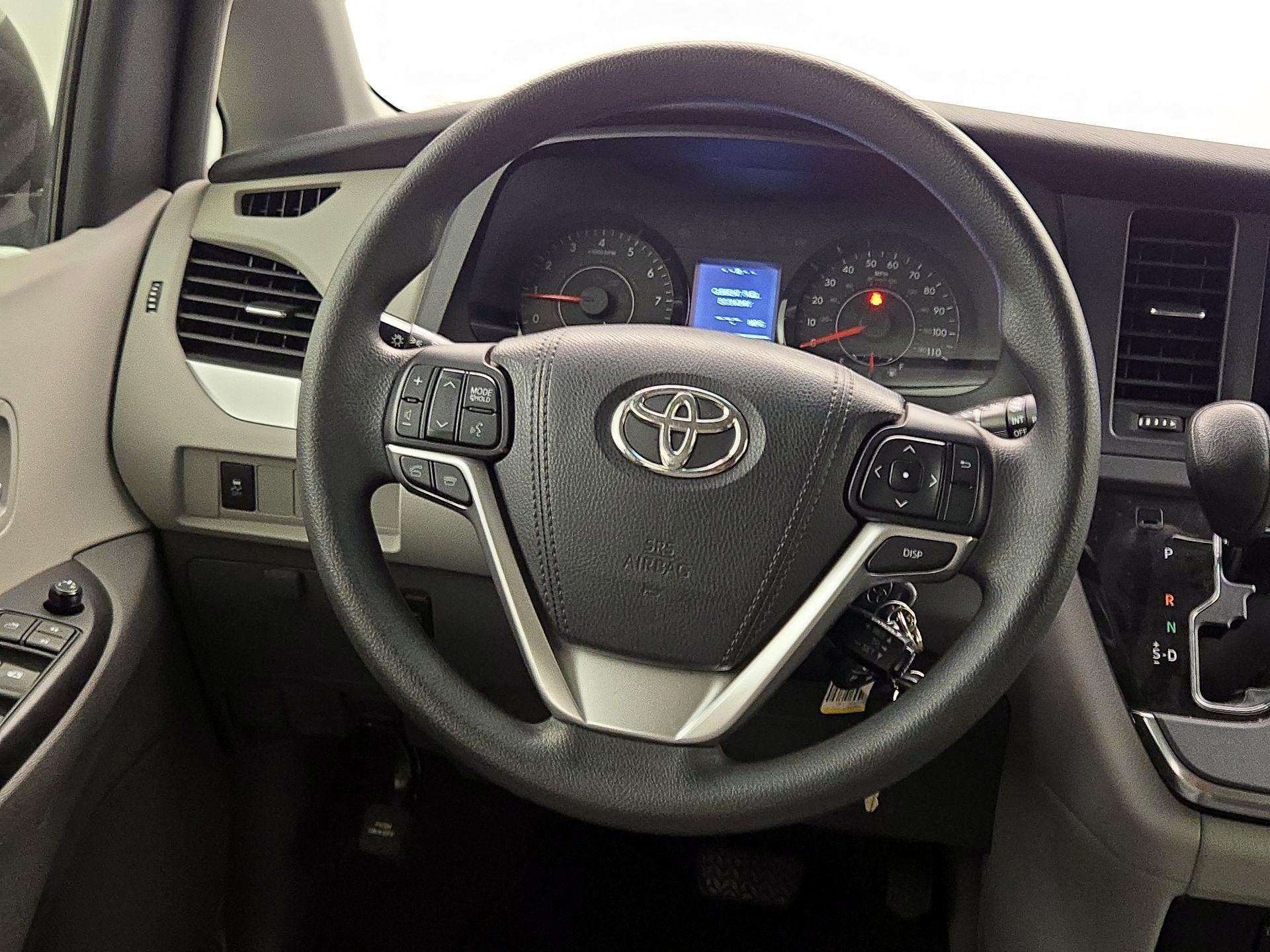 Thumbnail: 2015 Toyota Sienna - 10