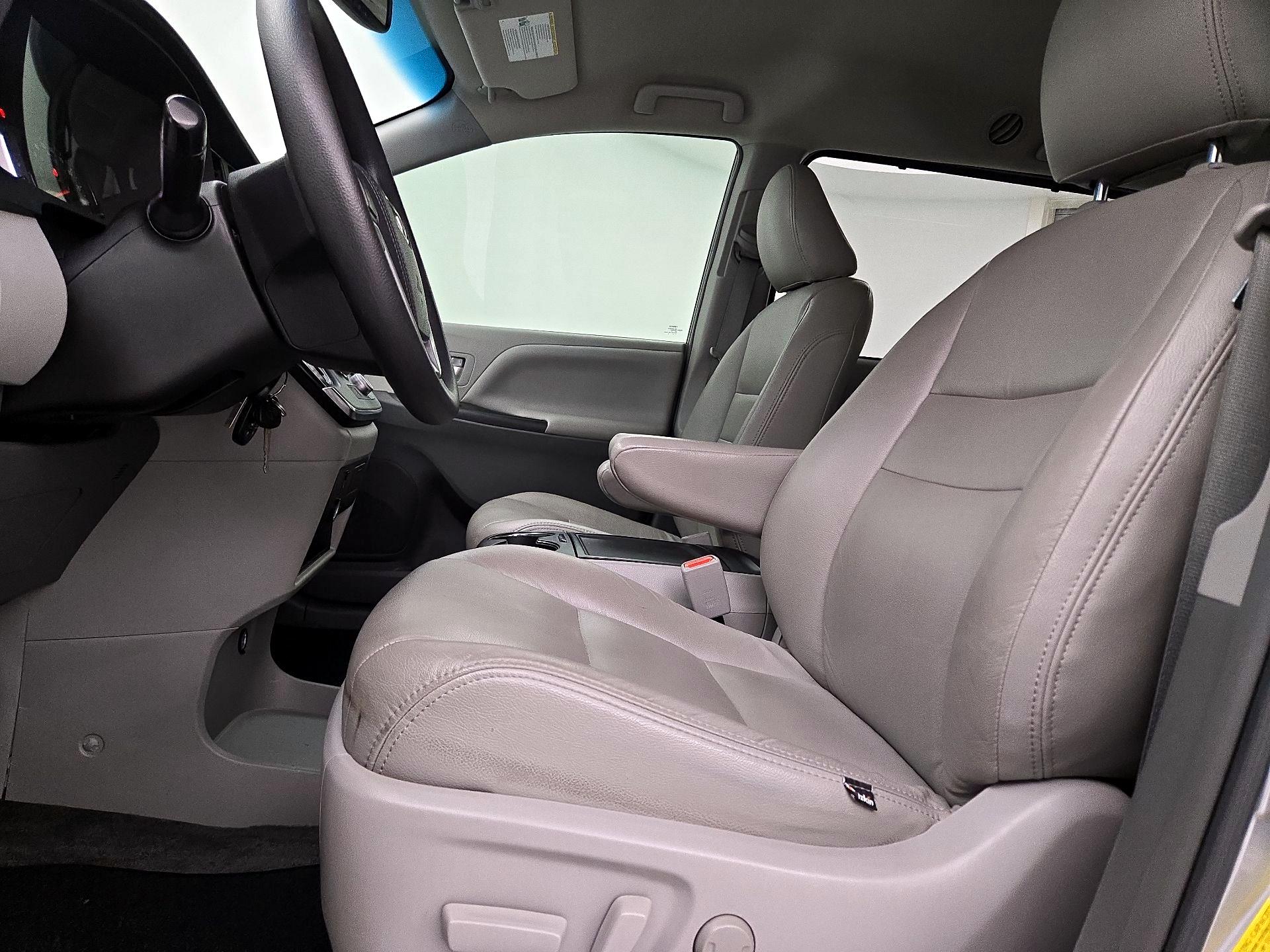 Thumbnail: 2015 Toyota Sienna - 11