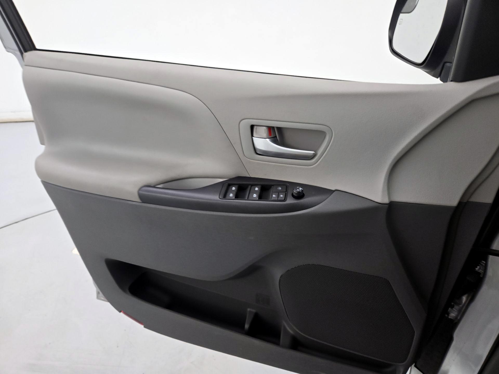 Thumbnail: 2015 Toyota Sienna - 12