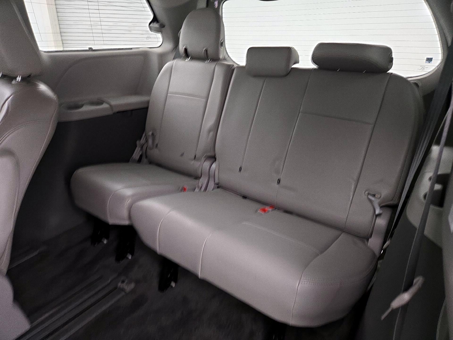 Thumbnail: 2015 Toyota Sienna - 20