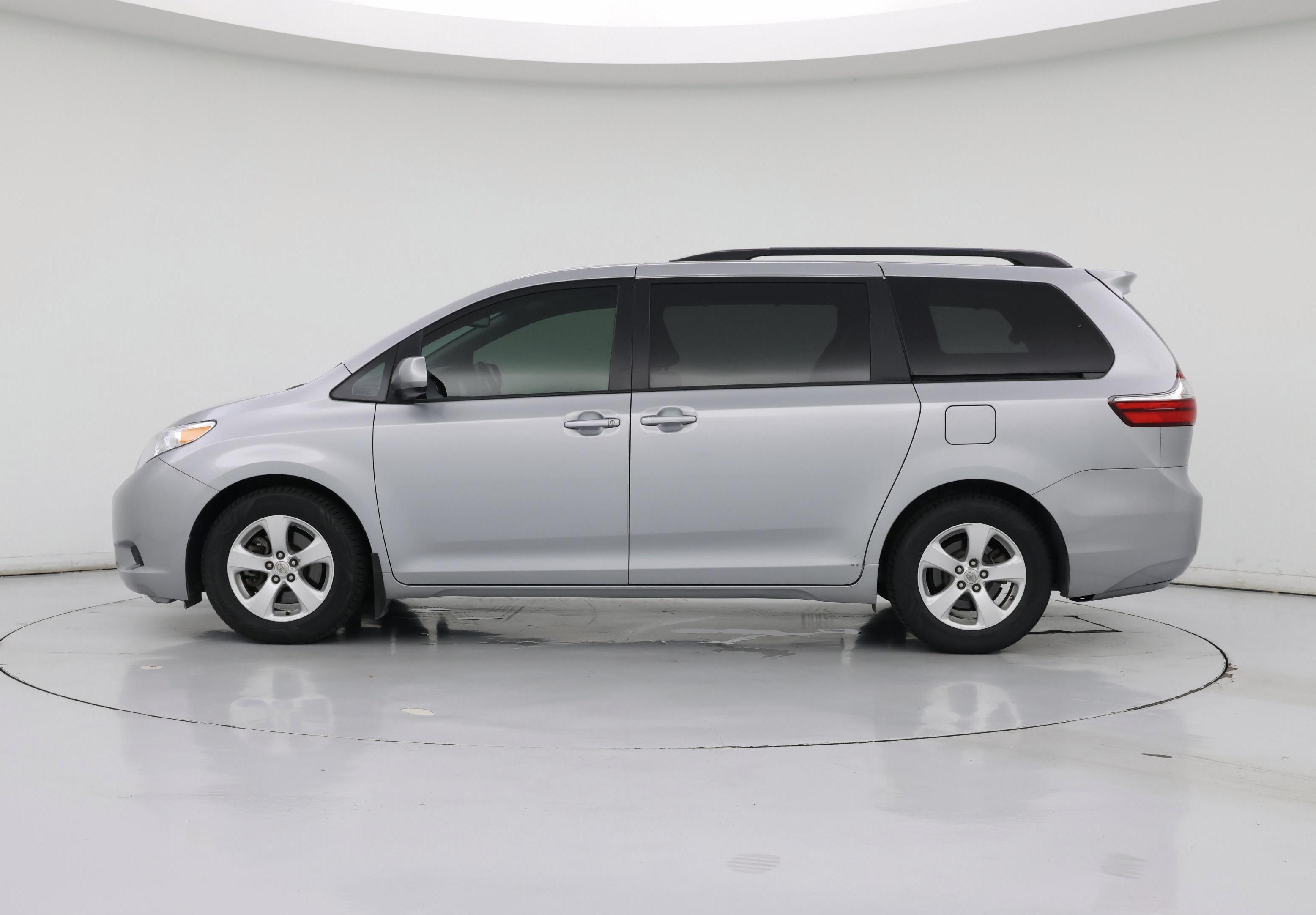 Thumbnail: 2015 Toyota Sienna - 3