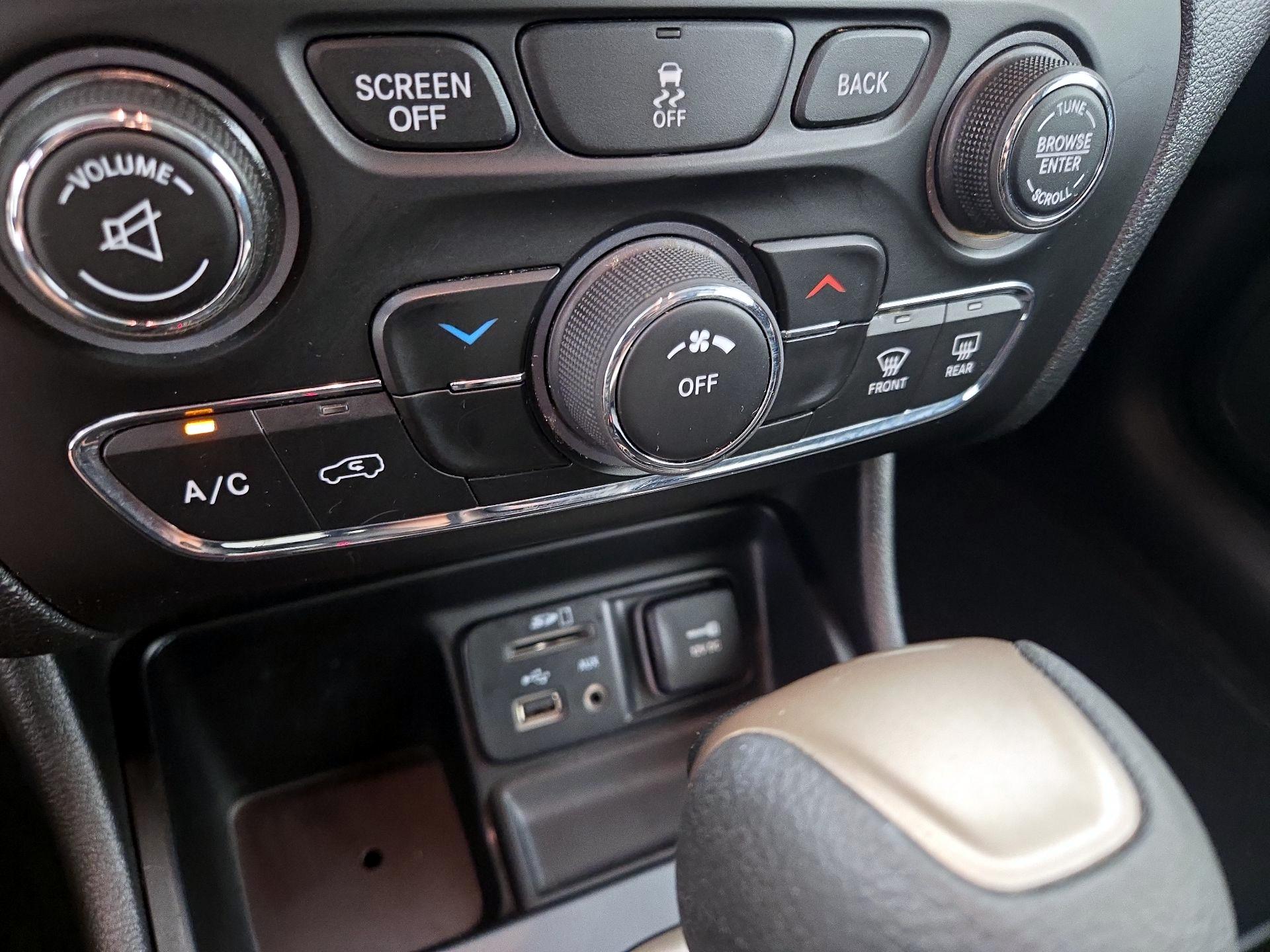 Thumbnail: 2017 Jeep Cherokee - 16