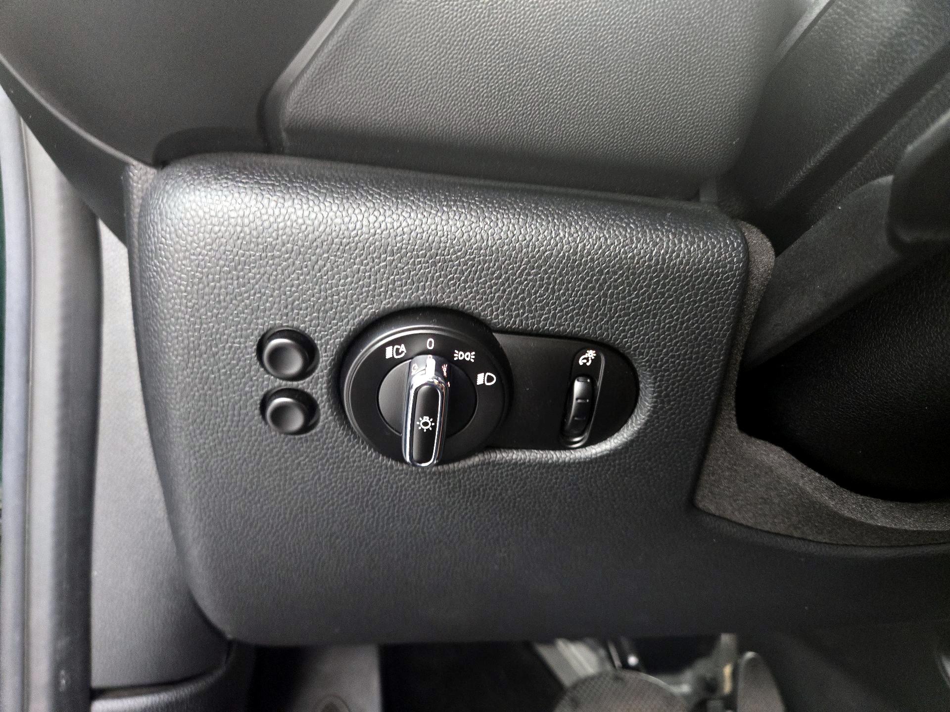 Thumbnail: 2015 MINI Cooper Hardtop - 13