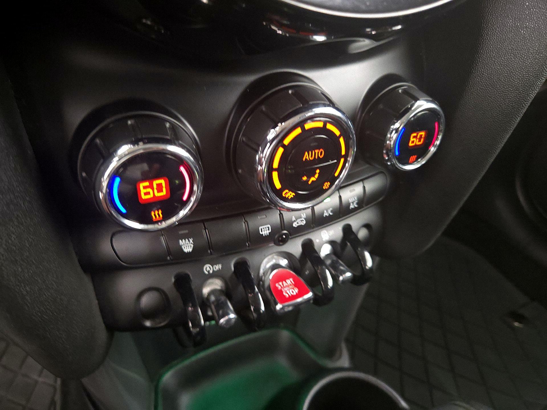 Thumbnail: 2015 MINI Cooper Hardtop - 15