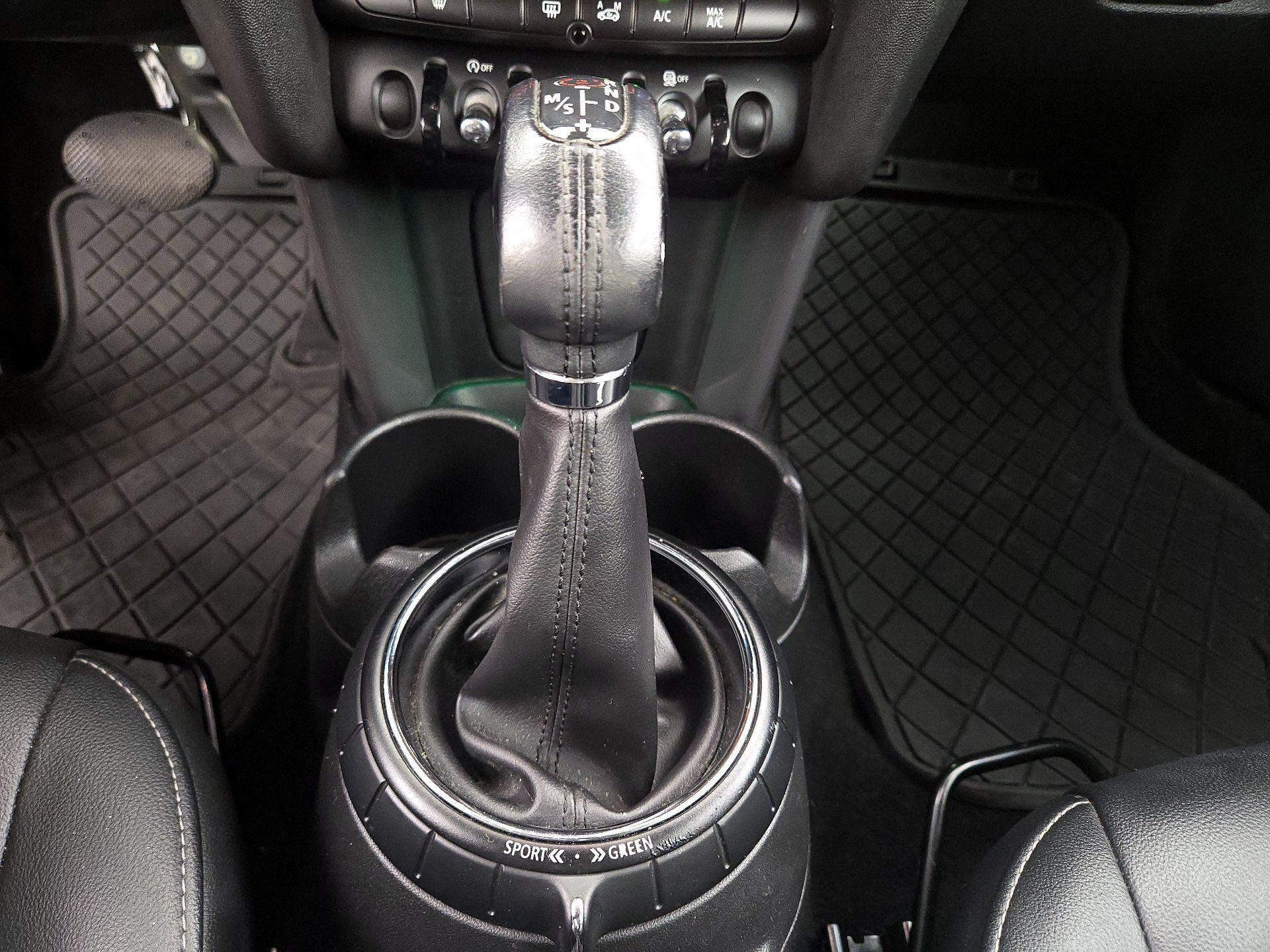 Thumbnail: 2015 MINI Cooper Hardtop - 16